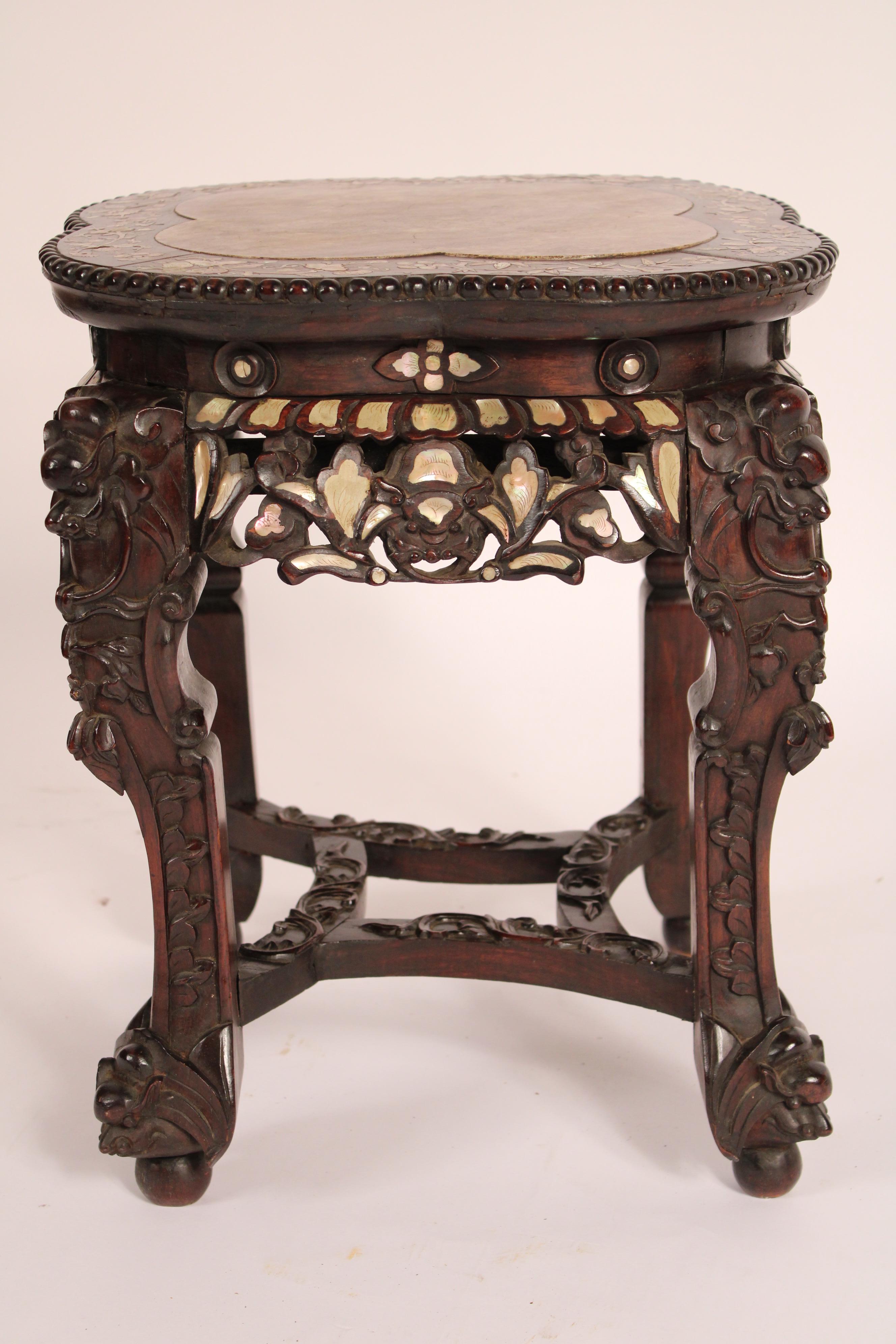 Tabouret chinois en bois de rose avec incrustation de nacre et plateau en marbre, vers les années 1920. Plateau de marbre bordé de palissandre avec incrustation de nacre, tabliers réticulés et sculptés avec incrustation de nacre, pieds cabriole