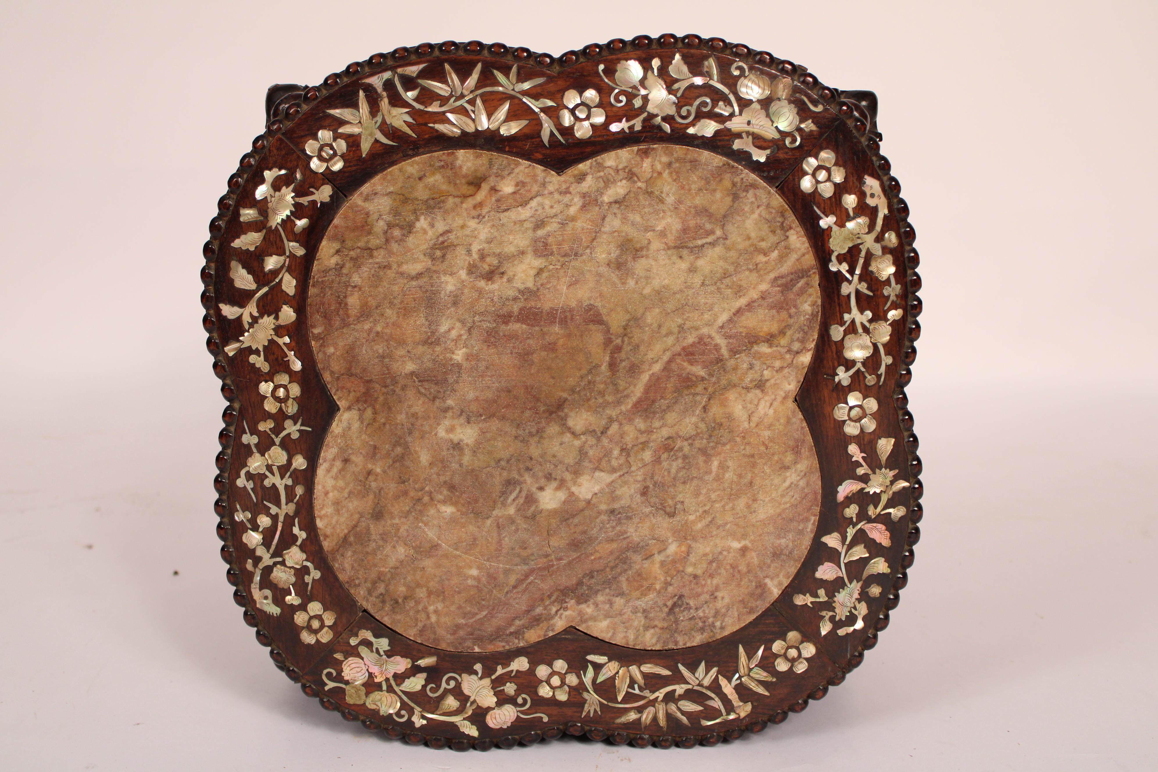 Chinois Tabouret chinois en bois de rose avec incrustation de nacre en vente