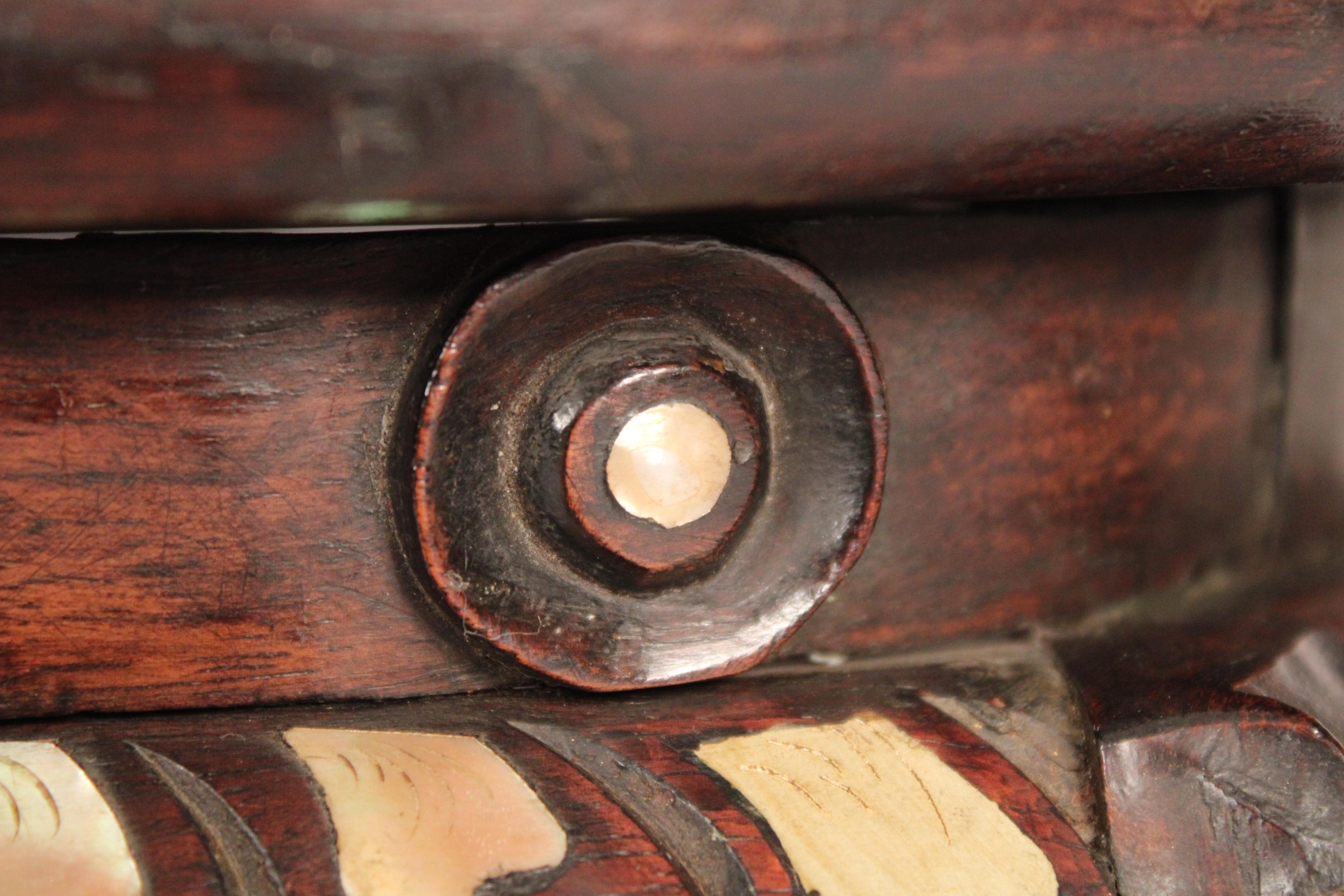 Tabouret chinois en bois de rose avec incrustation de nacre en vente 2