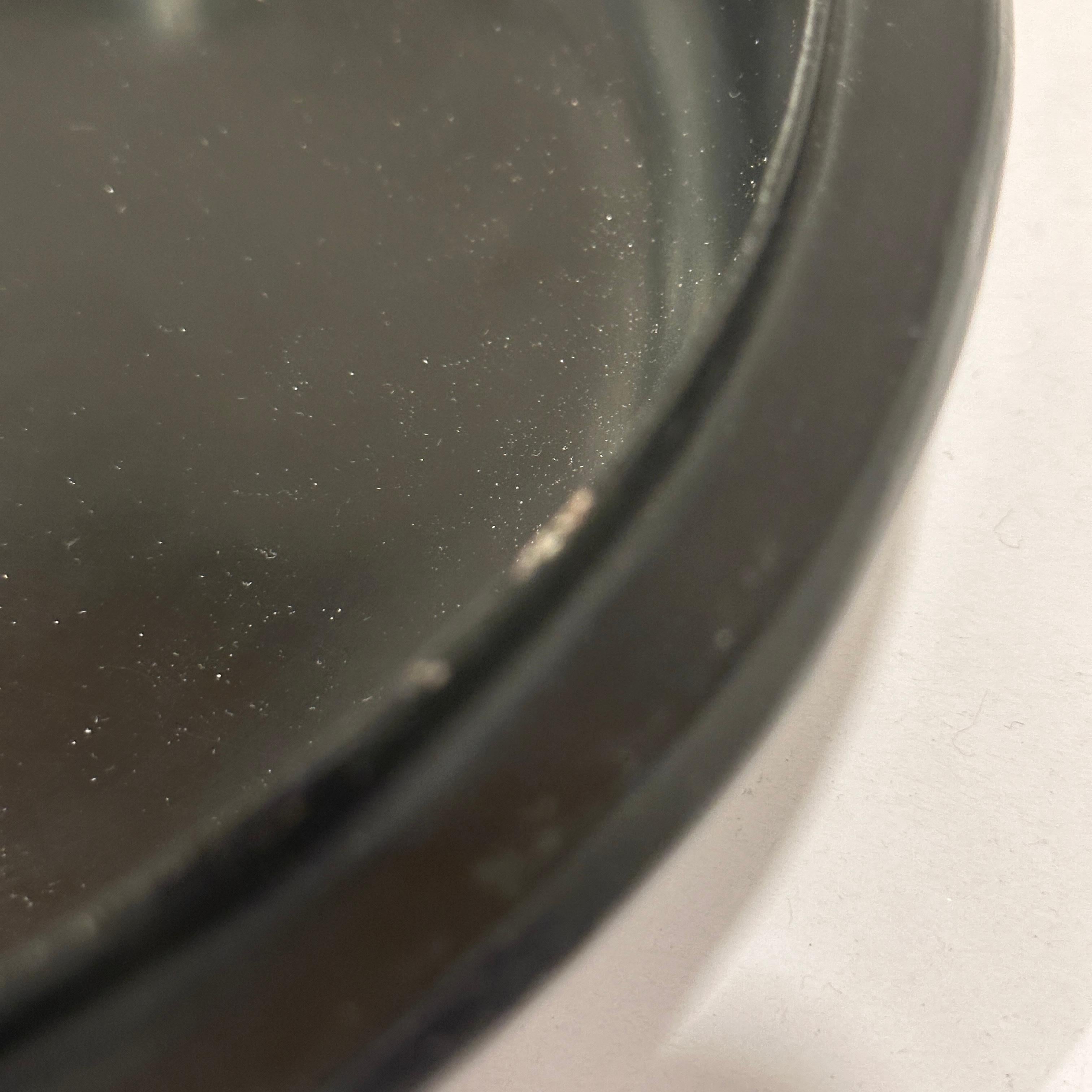 Scatola cinese rotonda in lacca nera con intarsi in madreperla, probabilmente del XX secolo in vendita 7