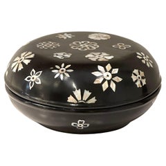 Caja redonda china de laca negra con incrustaciones de nácar, probablemente del siglo XX