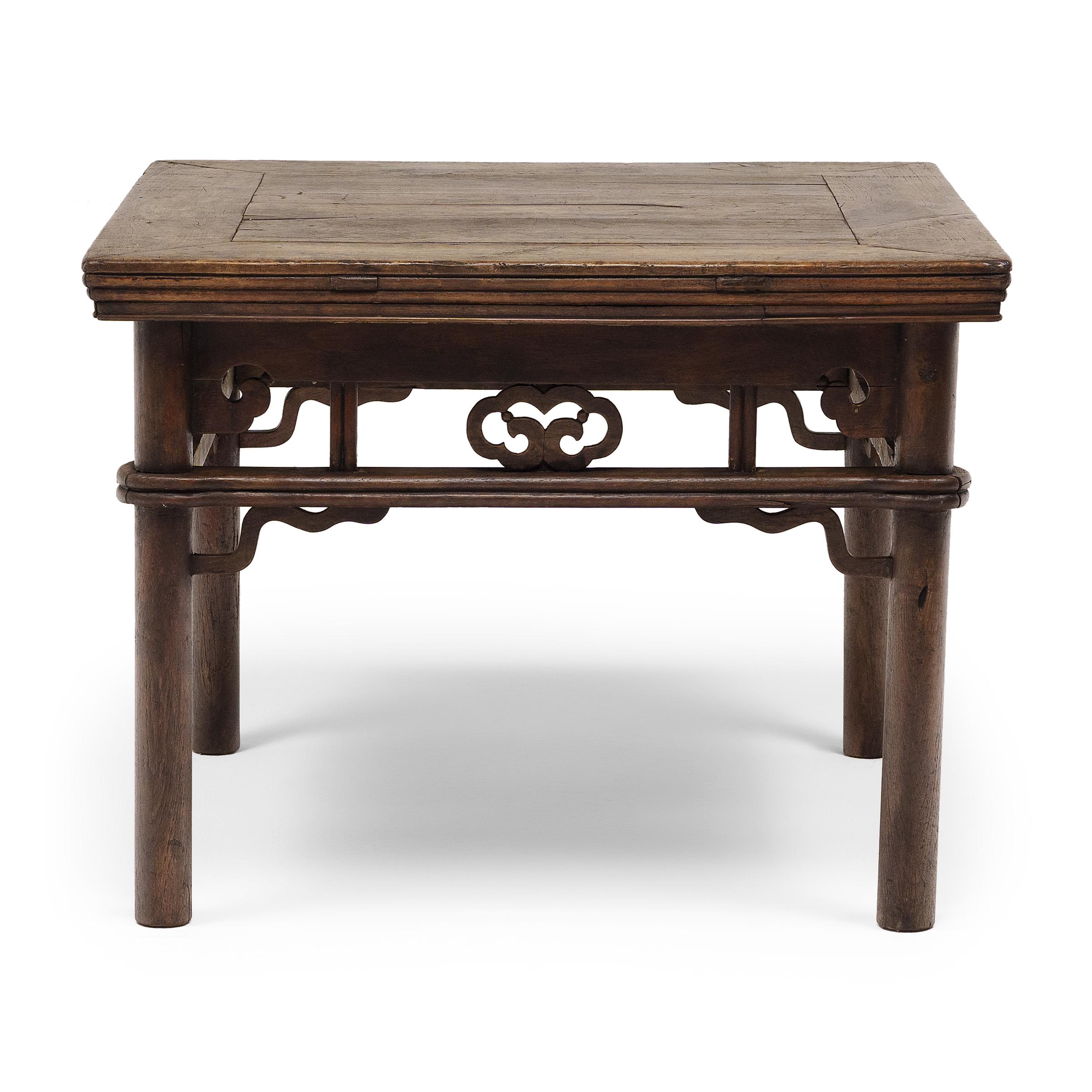 Cette table centrale bien proportionnée date du milieu du XIXe siècle. Elle est fabriquée en bois d'orme (yumu) avec une menuiserie à tenons et mortaises, des pieds épais et ronds et un vaste plateau à panneaux flottants. Situées au centre de