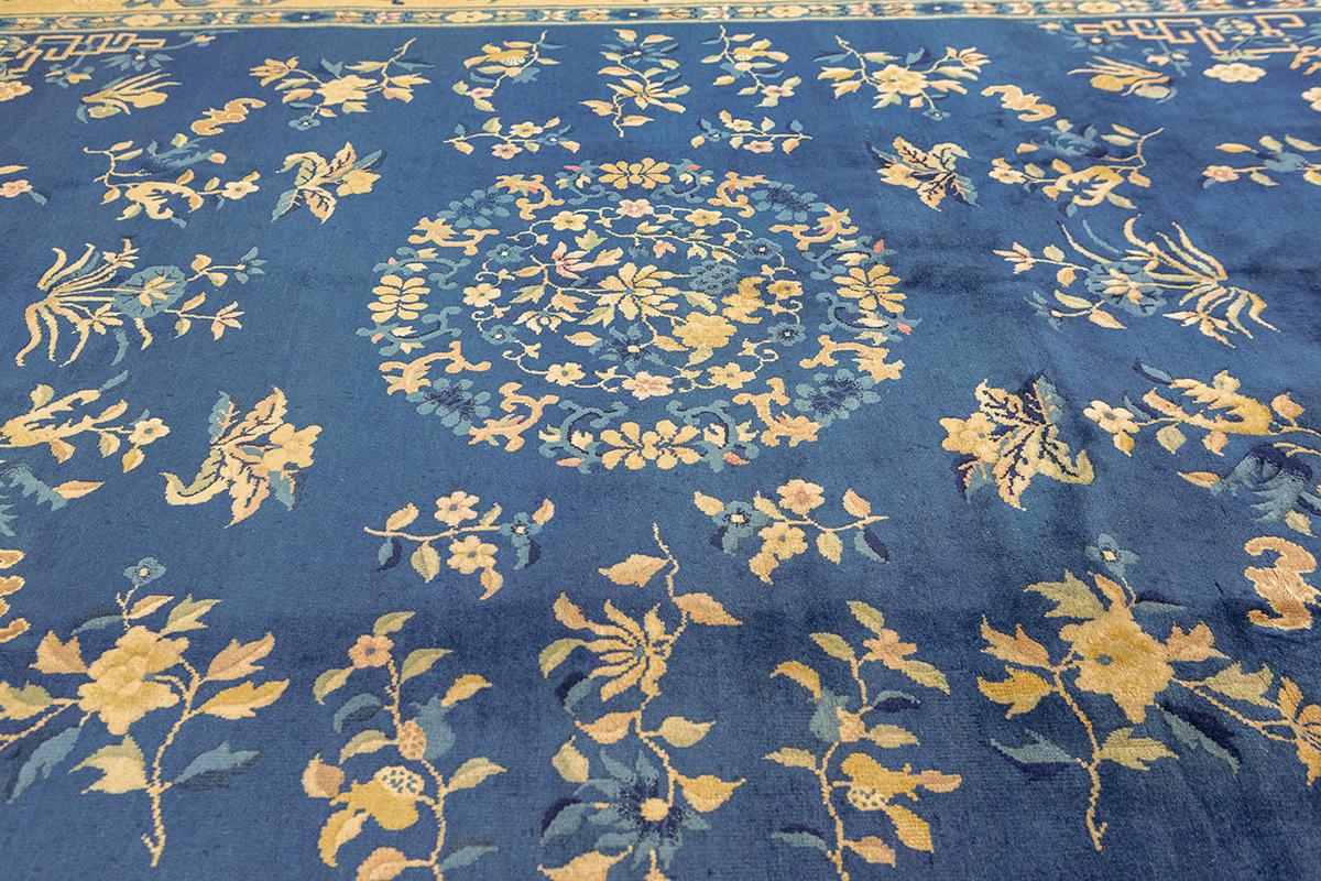 Tappeto cinese Peking - Medaglione floreale blu - 300 × 211 cm
Questo squisito tappeto cinese Peking, che misura 300 × 211 cm, mostra un'eleganza senza tempo con il suo campo blu profondo e l'intricato disegno a medaglioni floreali. Al centro, un
