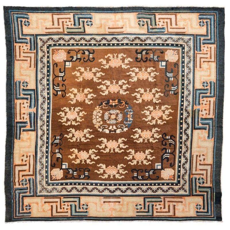 19th Century, Chinese Rug. Central Rosette Design and Geometries on the Valance, circa 1850.
- Design of central rosette using earth and blue tones on a blue background typical of the rugs of the region.
- Geometric drawing on the main border.
-