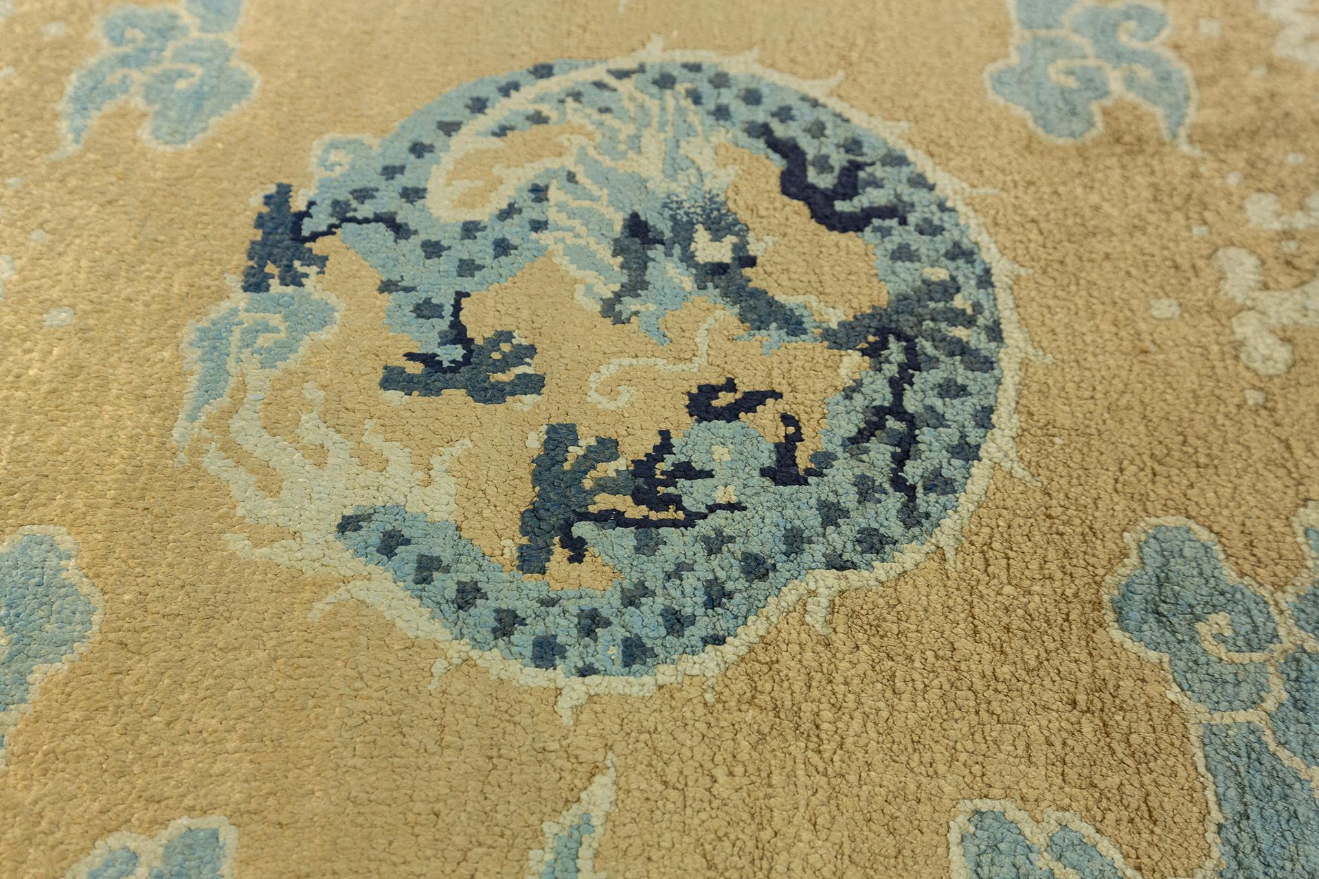 Tapis chinois Motif de dragon Soie de Ningxia, 1920-1950 ca.

Magnifique petit tapis en soie dédié au motif du dragon. Le motif du tapis est dominé par le motif du dragon à 5 griffes au centre. Cette disposition centrale en 