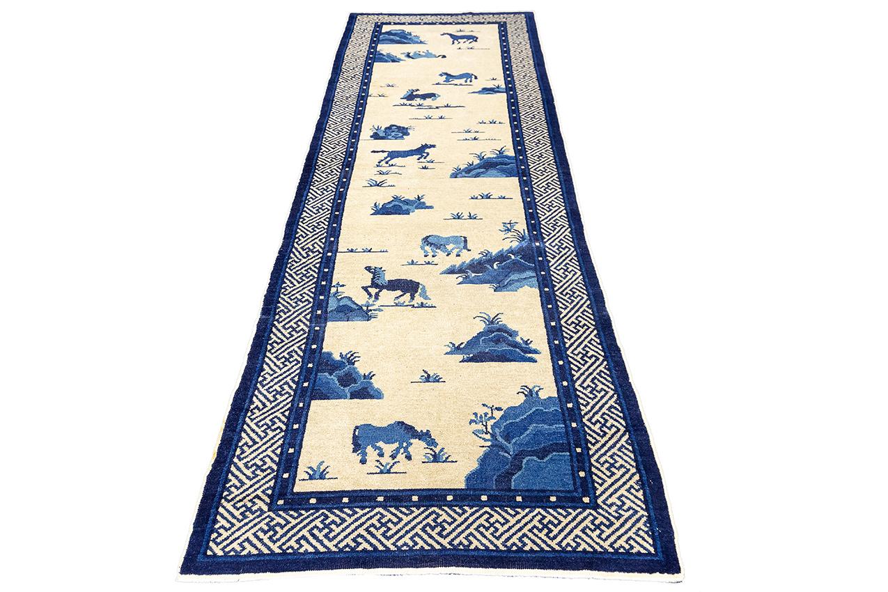 Chinesischer Teppich mit acht Pferden „Bajun tu“-Design, frühes 20. Jahrhundert (Handgeknüpft) im Angebot