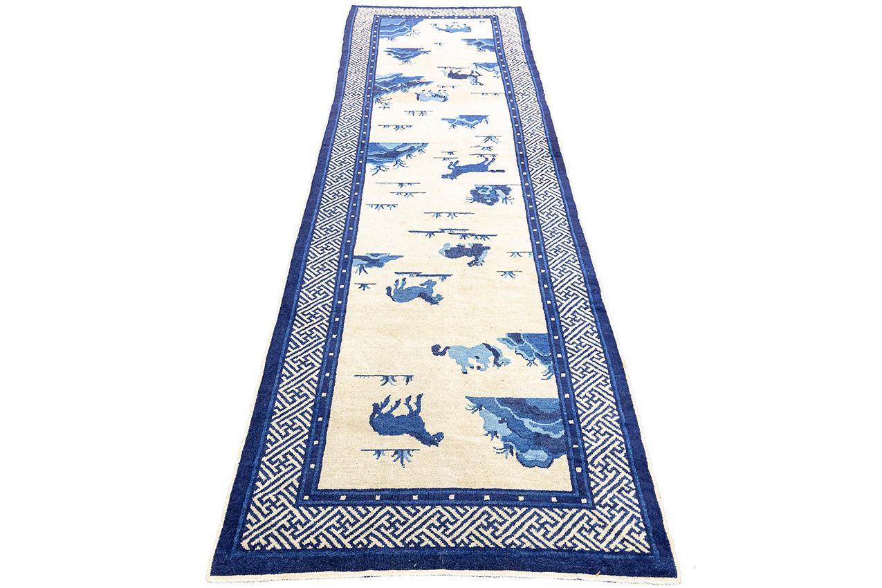 Chinesischer Teppich mit acht Pferden „Bajun tu“-Design, frühes 20. Jahrhundert im Zustand „Gut“ im Angebot in Ferrara, IT