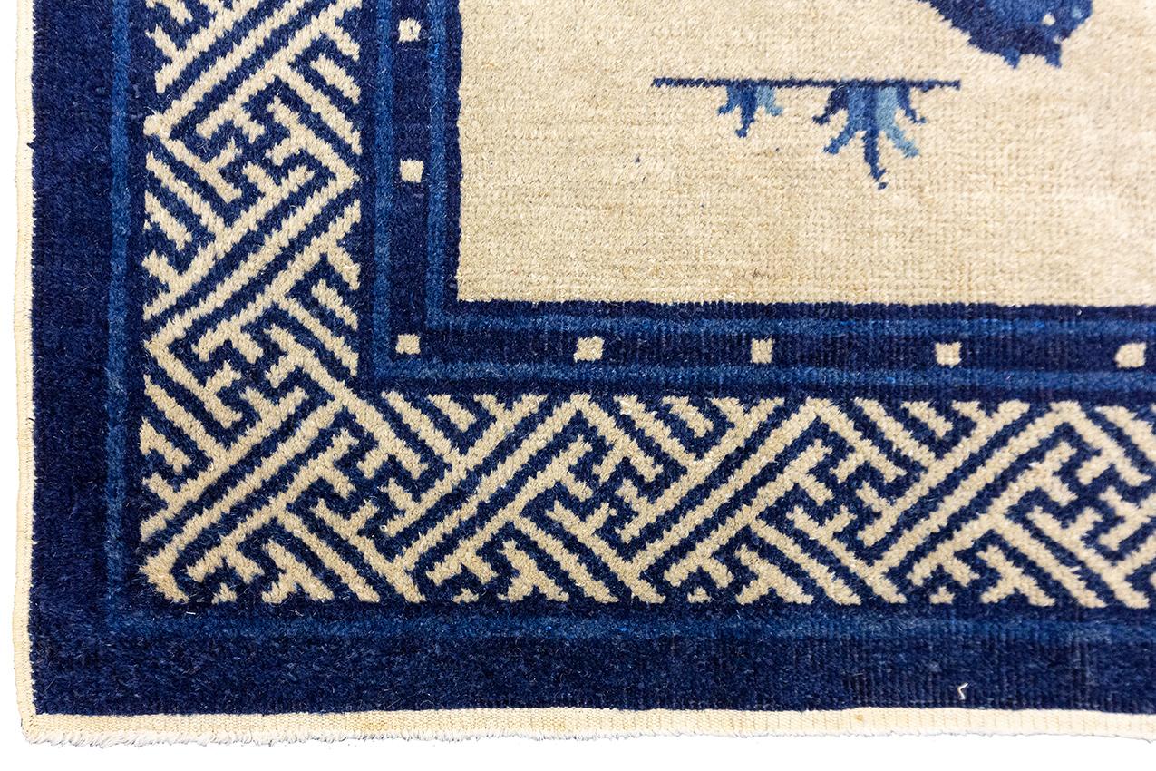 Chinesischer Teppich mit acht Pferden „Bajun tu“-Design, frühes 20. Jahrhundert (Wolle) im Angebot