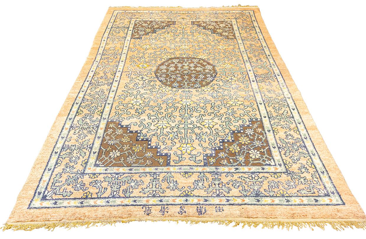 This Imperial Palace silk and metal rug, measuring 155 x 242 cm (5' 1