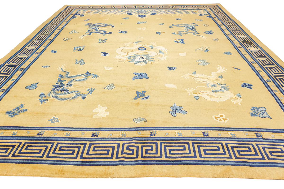 Alfombra china Ningxia - Diseño Cinco Dragones - 440 × 381 cm
Esta monumental alfombra china antigua de Ningxia es una rara obra maestra que mide unos impresionantes 440 × 381 cm. Tejido a finales de la dinastía Qing o principios de la época