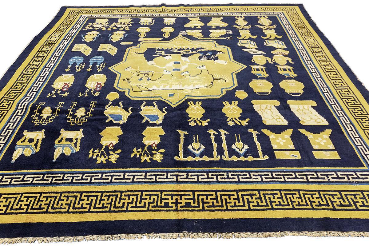 Dieser bemerkenswerte antike Ningxia-Teppich ist ein Zeugnis der reichen . Dieses Stück stammt aus der Region Ningxia, die für ihre exquisite und detailreiche Teppichherstellung bekannt ist, und zeigt eine tiefgründige Erzählung und symbolische