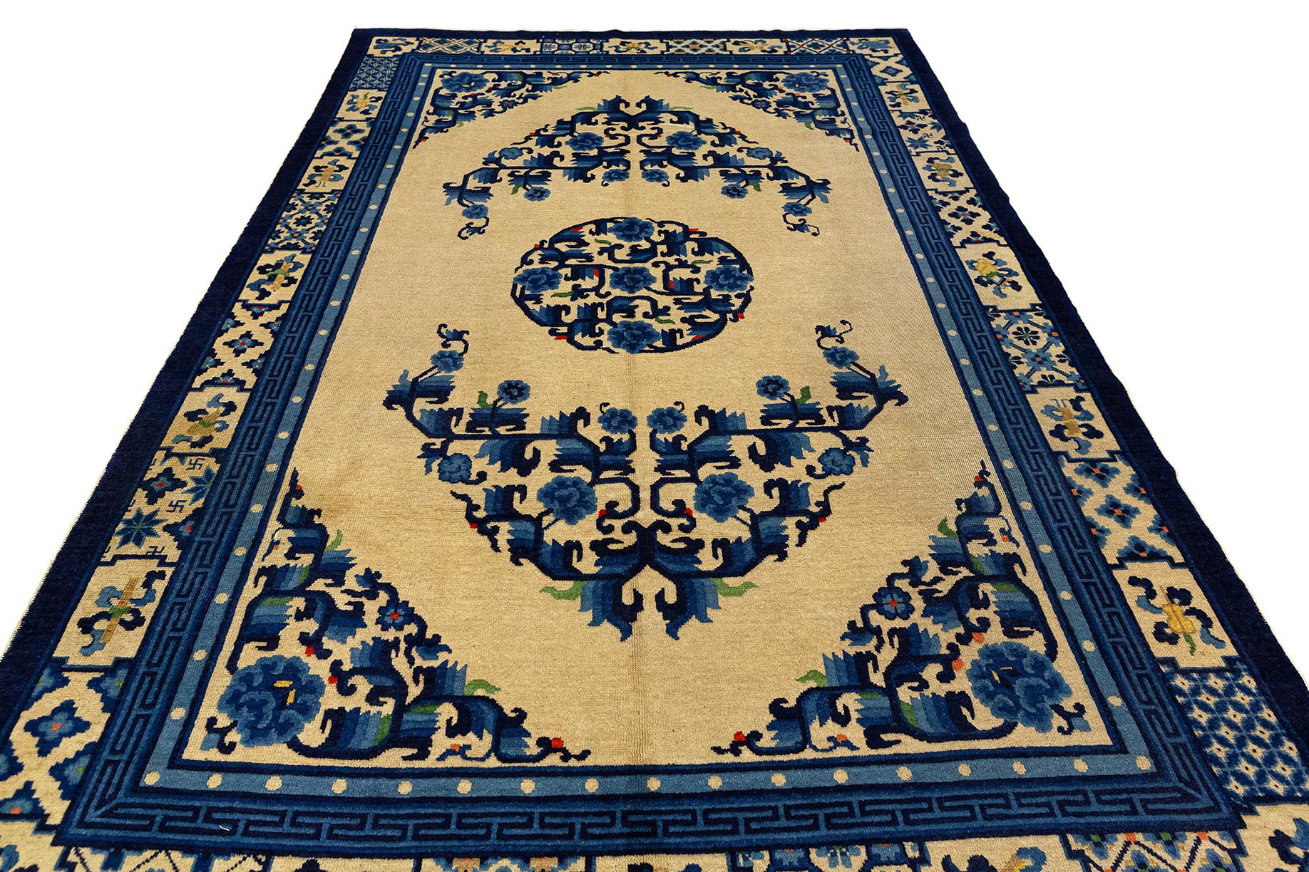 Chinese Rug Peking Ivory Background In Good Condition For Sale In Ferrara, IT