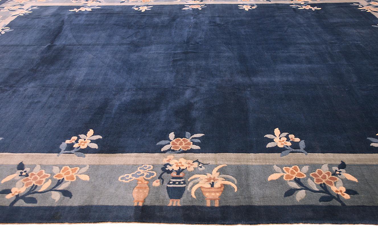 Cet impressionnant tapis chinois de Pékin, qui mesure 455 × 355 cm (14' 11