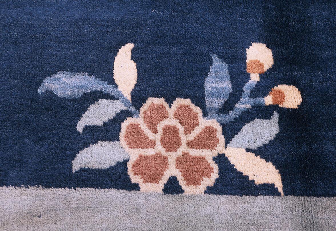 Tapis chinois Pékin au design minimaliste bleu Bon état - En vente à Ferrara, IT