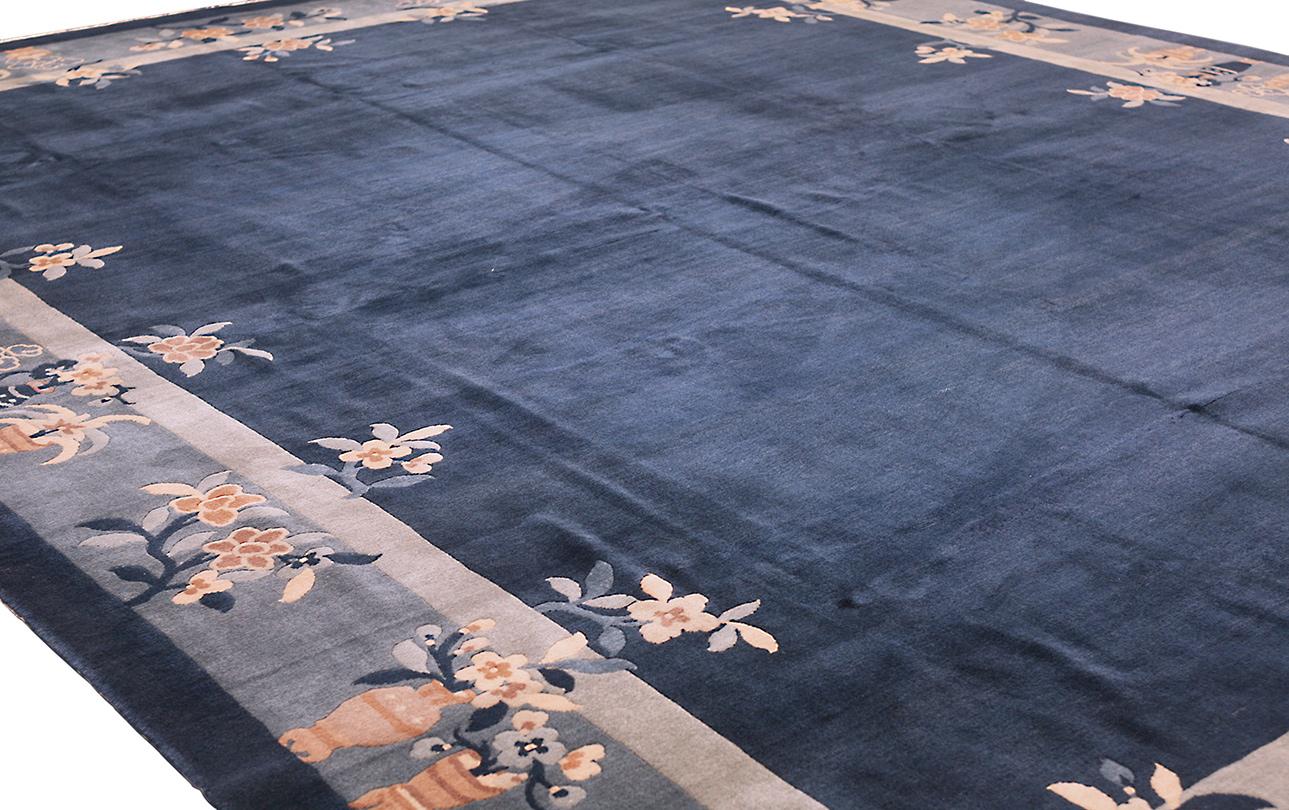 20ième siècle Tapis chinois Pékin au design minimaliste bleu en vente