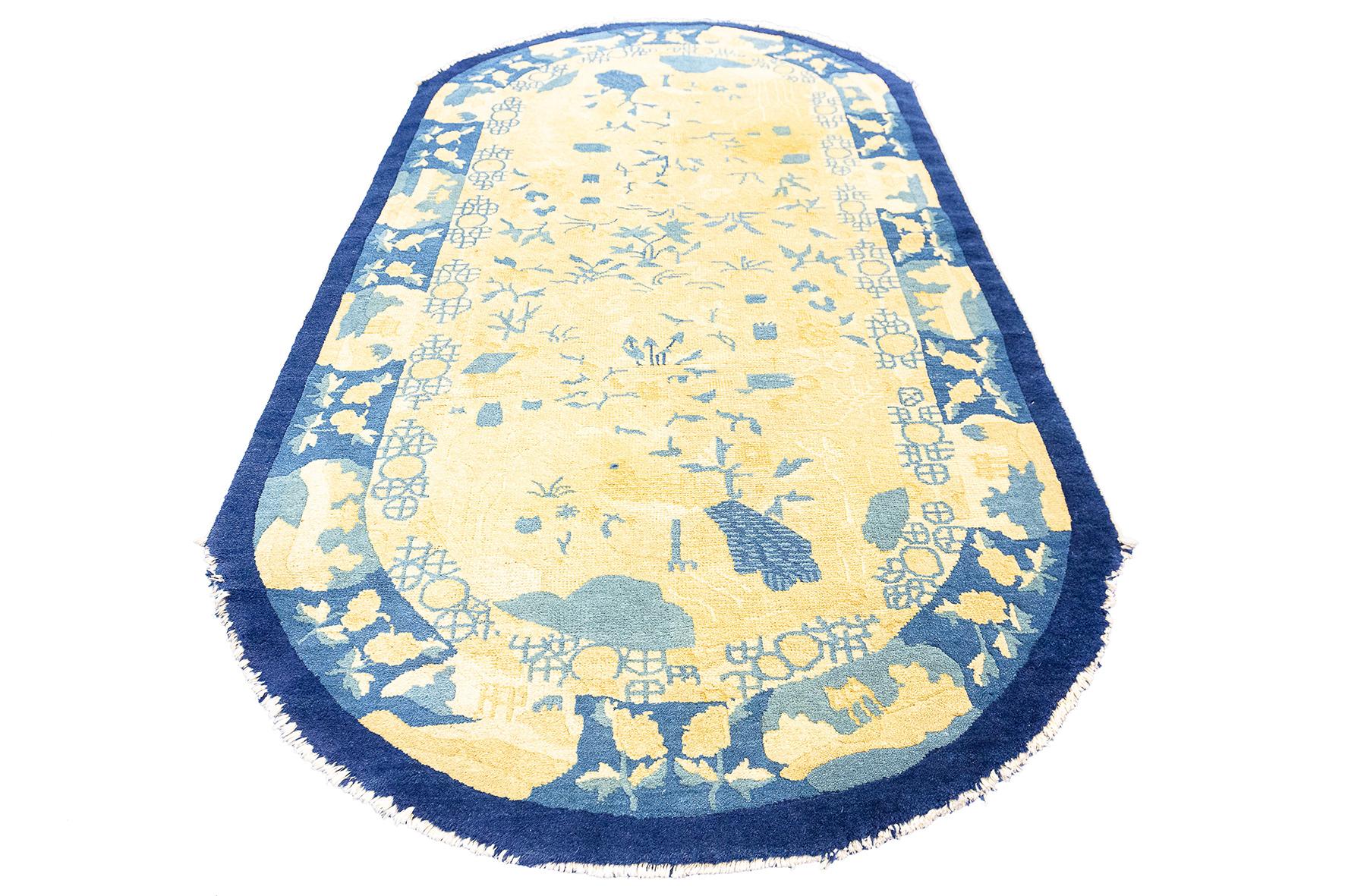 Ancien tapis chinois de Pékin, 1880 ca. Un tapis chinois de Pékin de forme ovale, peu utilisé dans la création de tapis de toute origine. Les tons chauds et les décorations ton sur ton embellissent ce tapis sur toute sa surface. La bordure