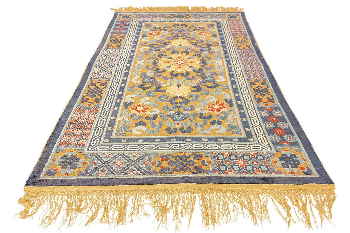Alfombra china Seda y metal - 215 × 120 cm
Luminoso ejemplo del tejido tradicional chino, esta elegante alfombra combina magistralmente hilos de seda y metálicos para producir una superficie resplandeciente y una sensación casi etérea bajo los pies.