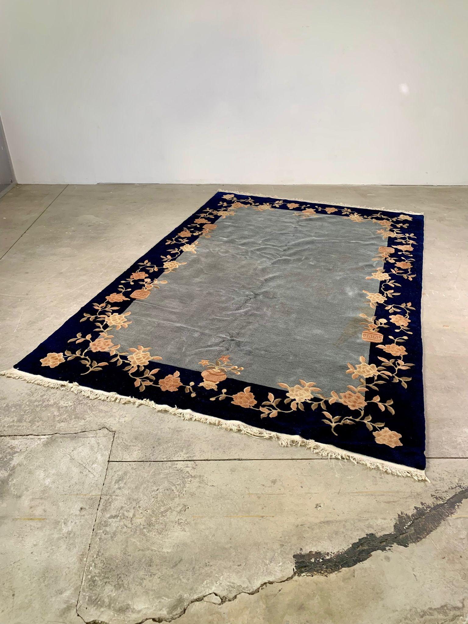 Tapis chinois à motifs floraux stylisés, années 1950
Tapis chinois, fabriqué dans les années 1950, fait à la main selon des techniques traditionnelles. Dimensions : 300 x 200 cm. Le dessin présente d'élégants motifs floraux stylisés, typiques de