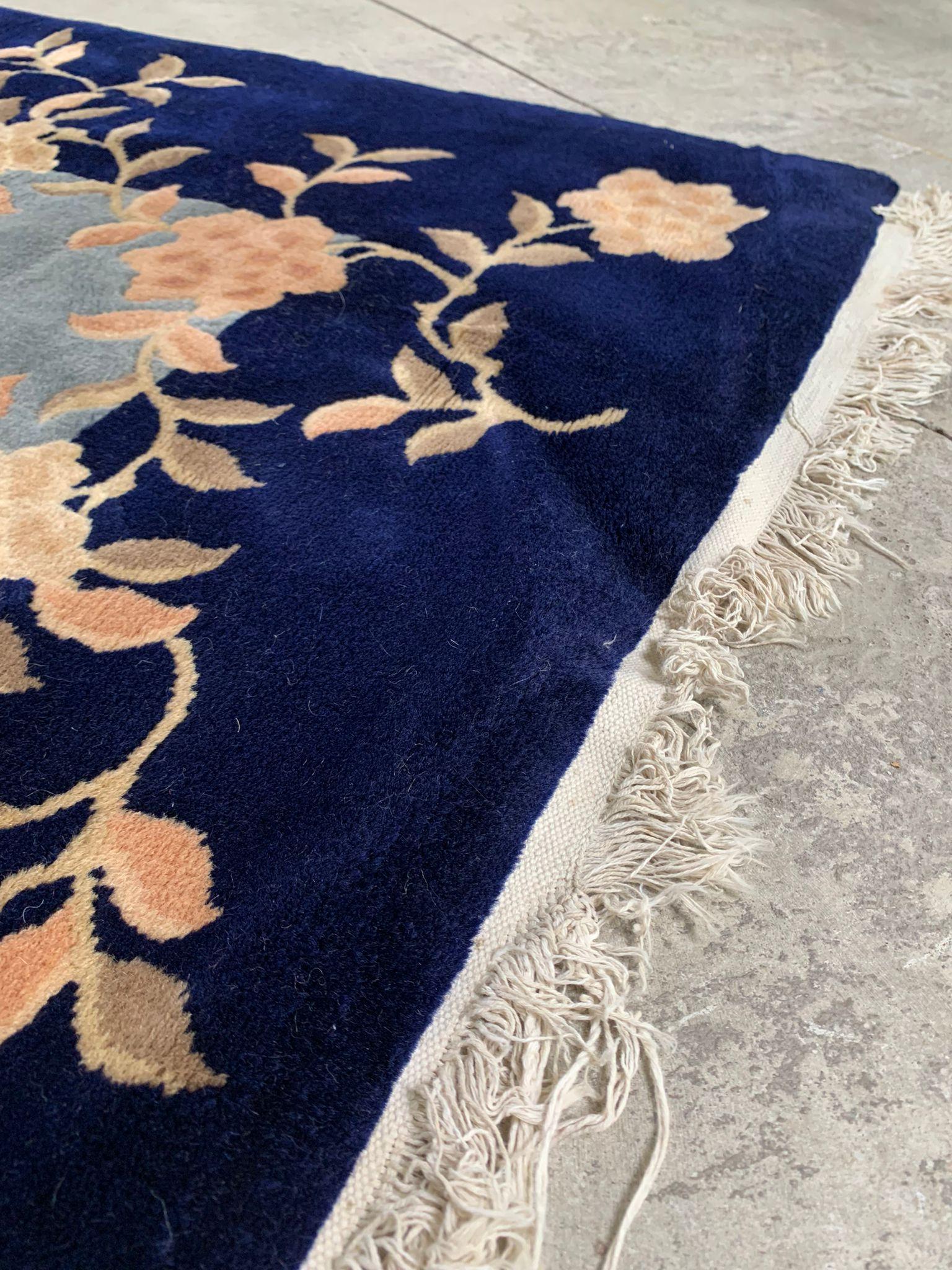 Tapis chinois à motifs floraux stylisés, années 1950 Bon état - En vente à Milano, IT