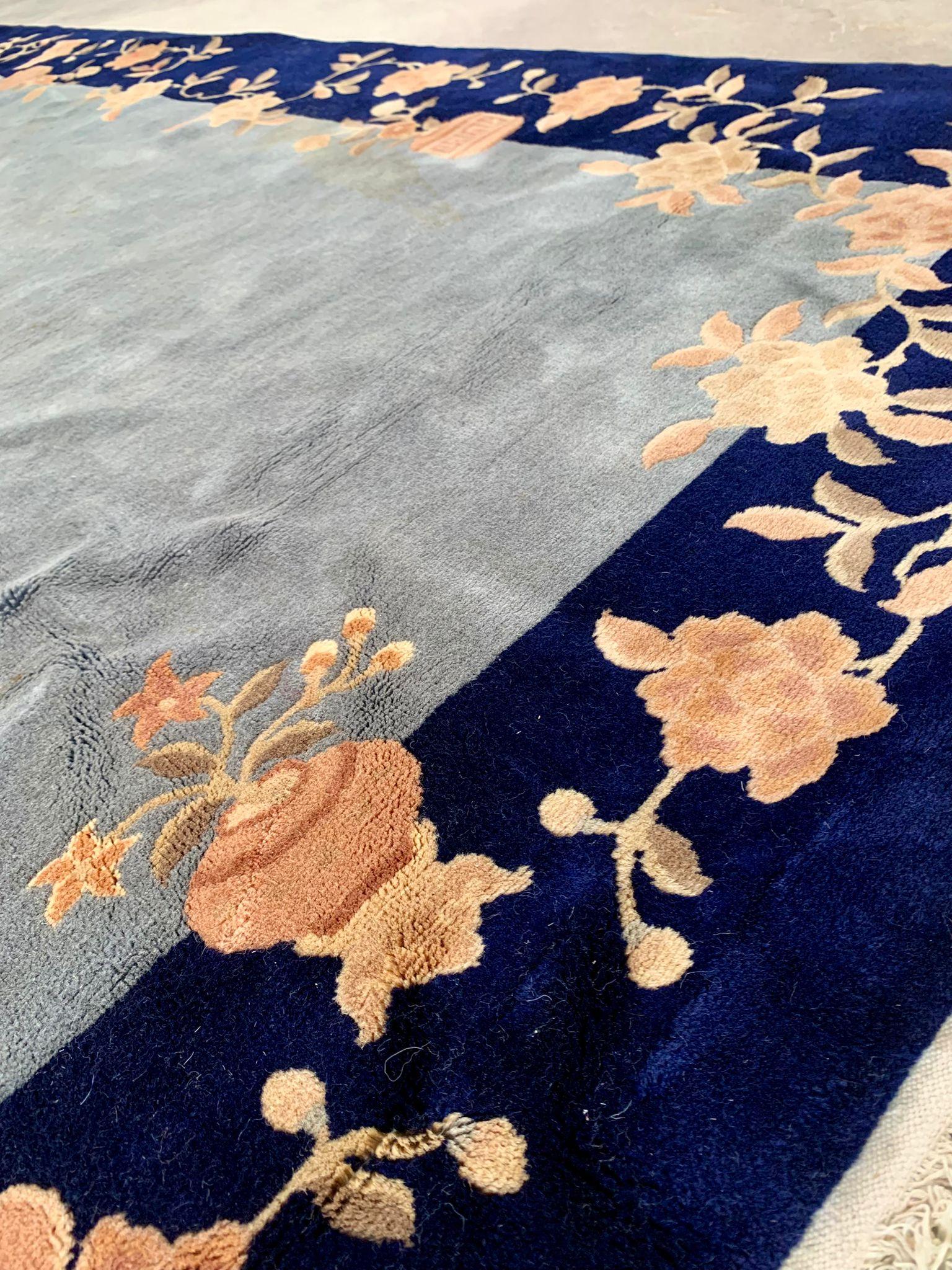 Tapis chinois à motifs floraux stylisés, années 1950 en vente 1