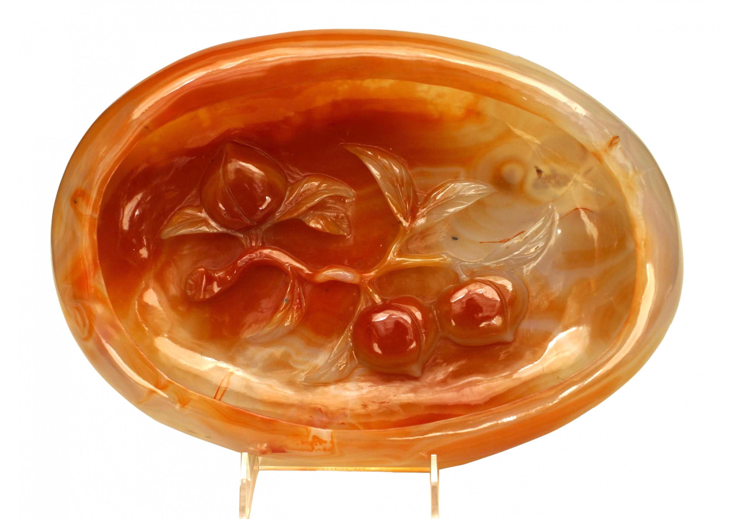 Ciotola asiatica cinese ovale in agata ruggine con un rilievo intagliato di pesche e vite all'interno.