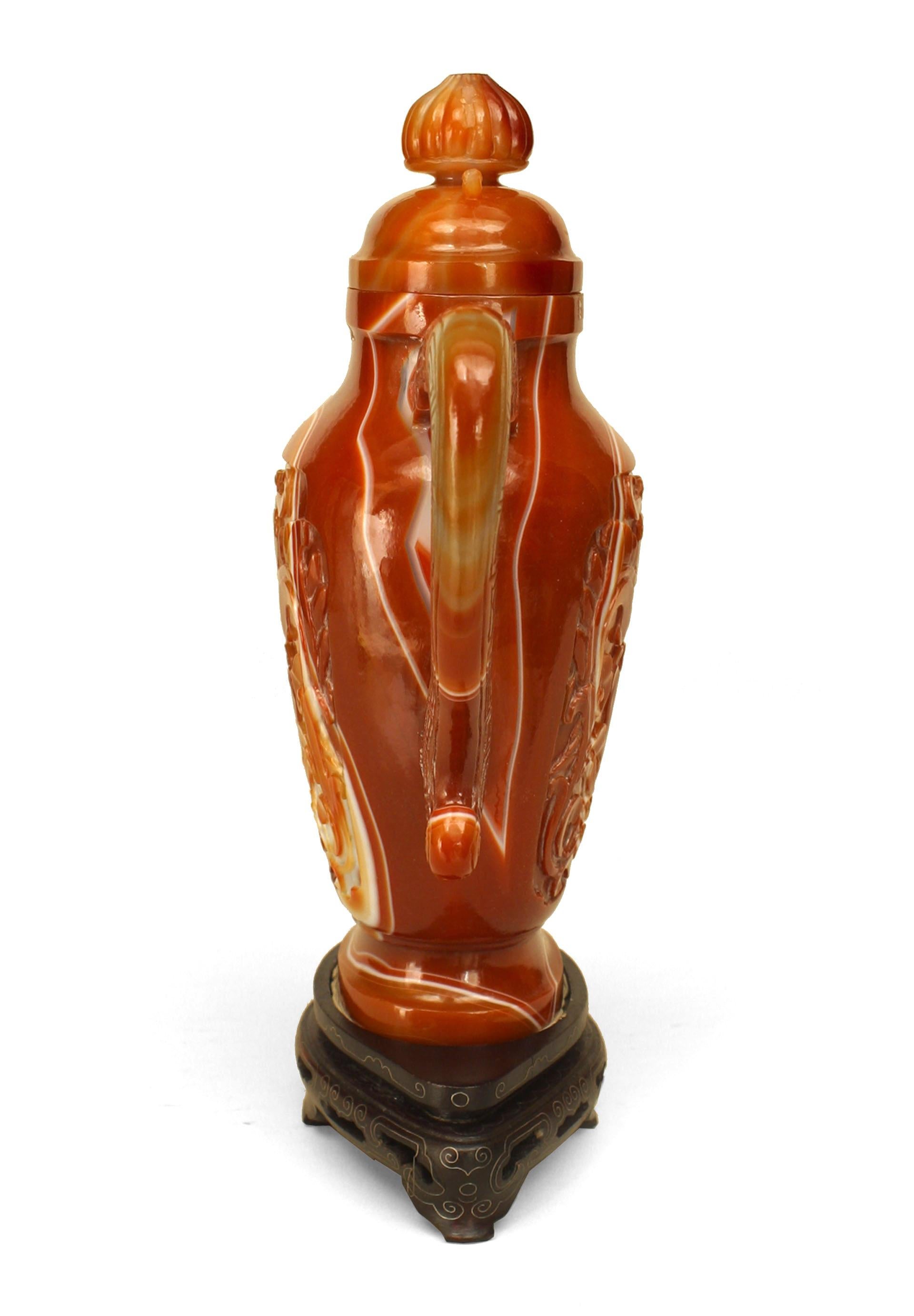 Exportation chinoise Théière chinoise sculptée en agate rouille avec support en vente