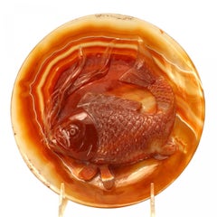 Plato chino de pescado tallado con decoración de ágata oxidada