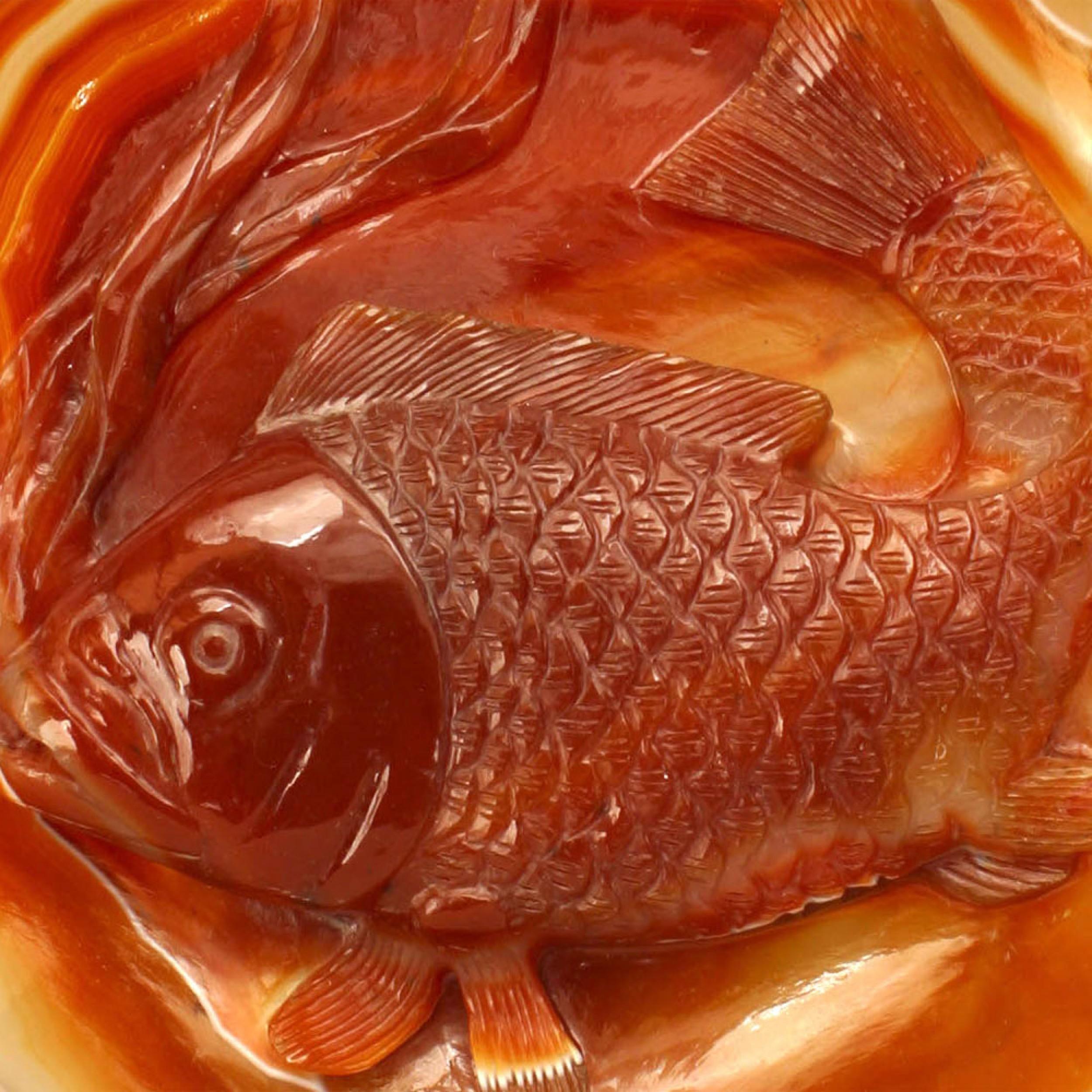 Plato chino de pescado tallado con decoración de ágata oxidada Chino en venta