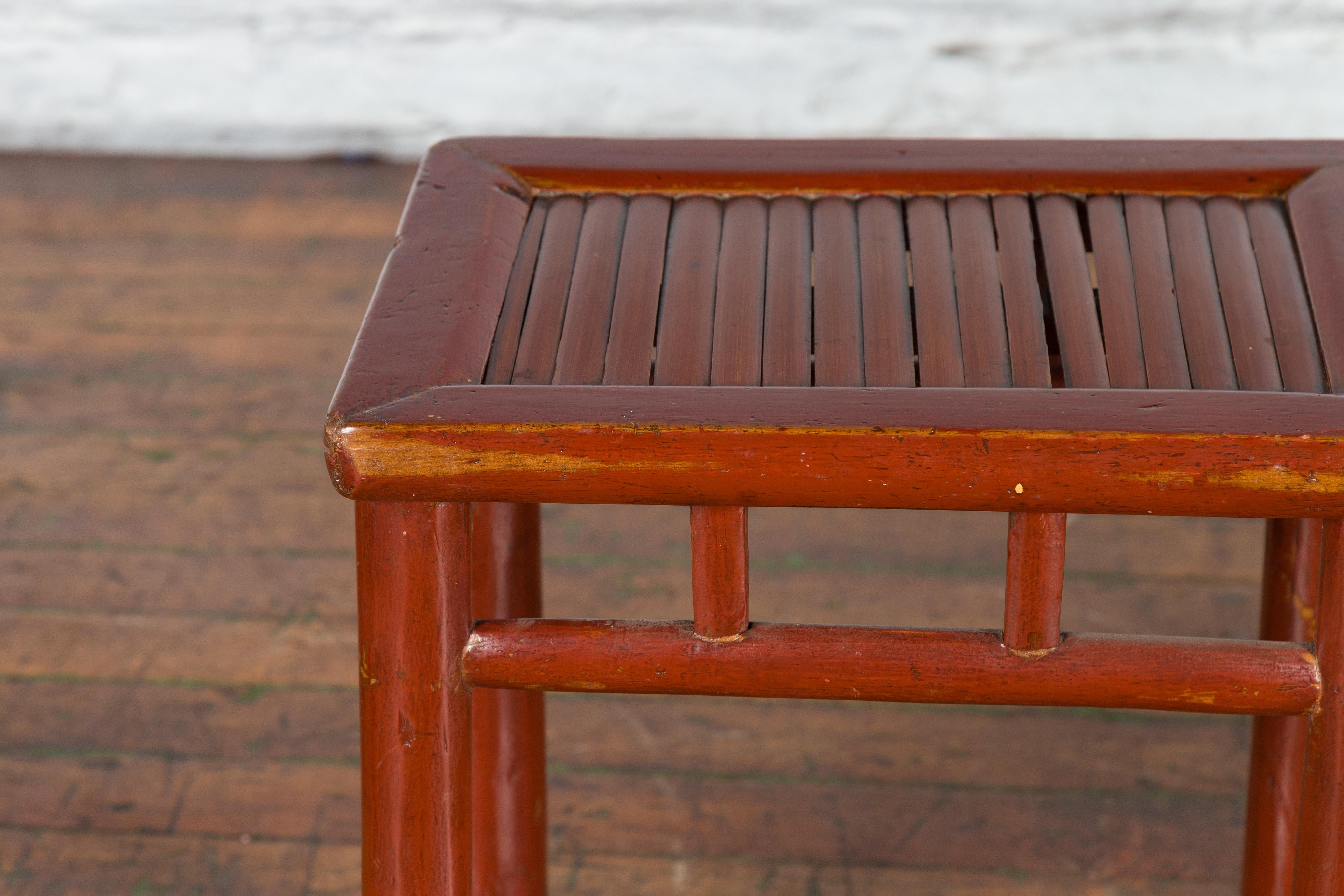 Tabouret chinois rustique du début du 20ème siècle en laque marron rougeâtre avec assise en bambou en vente 2