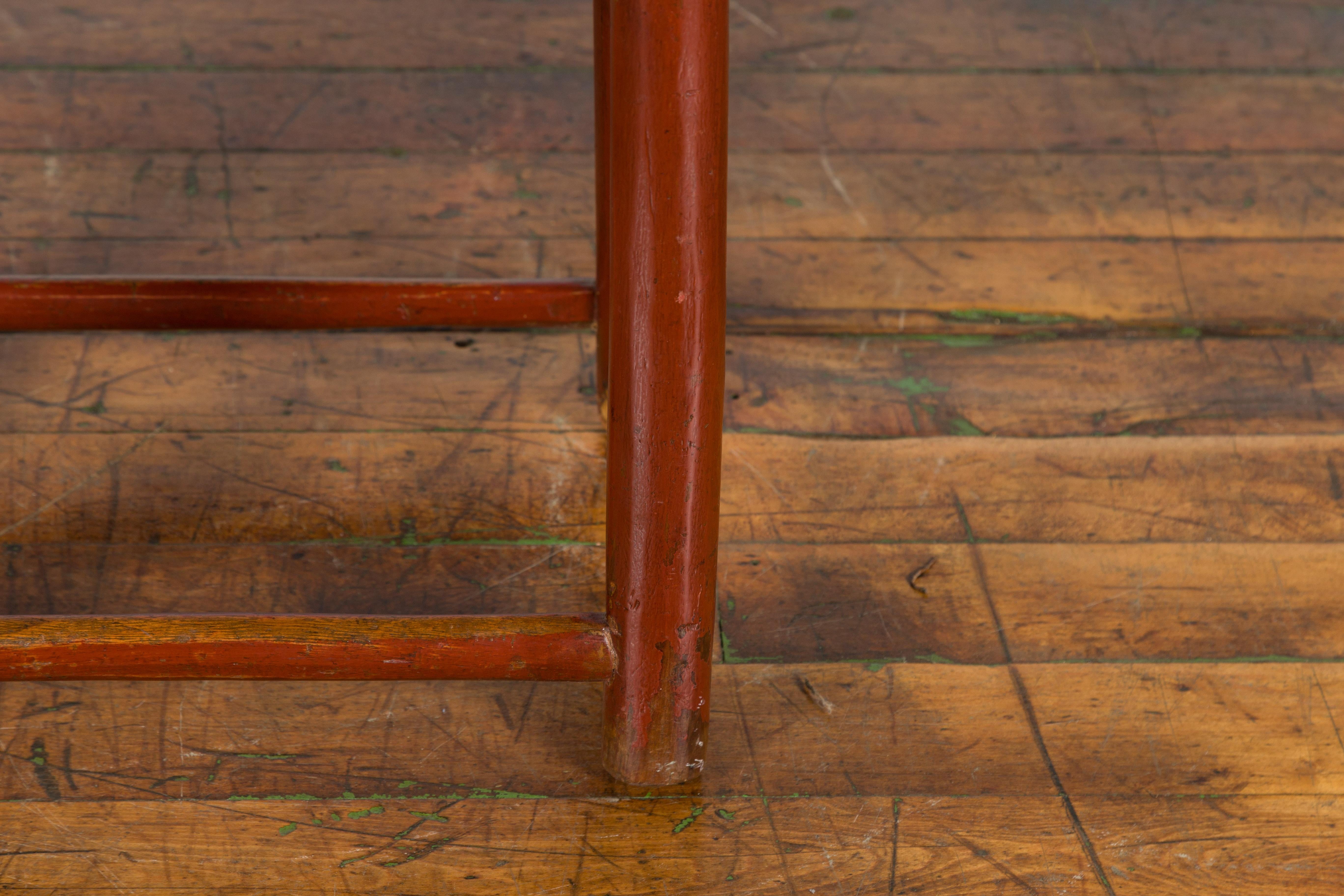 Tabouret chinois rustique du début du 20ème siècle en laque marron rougeâtre avec assise en bambou en vente 4