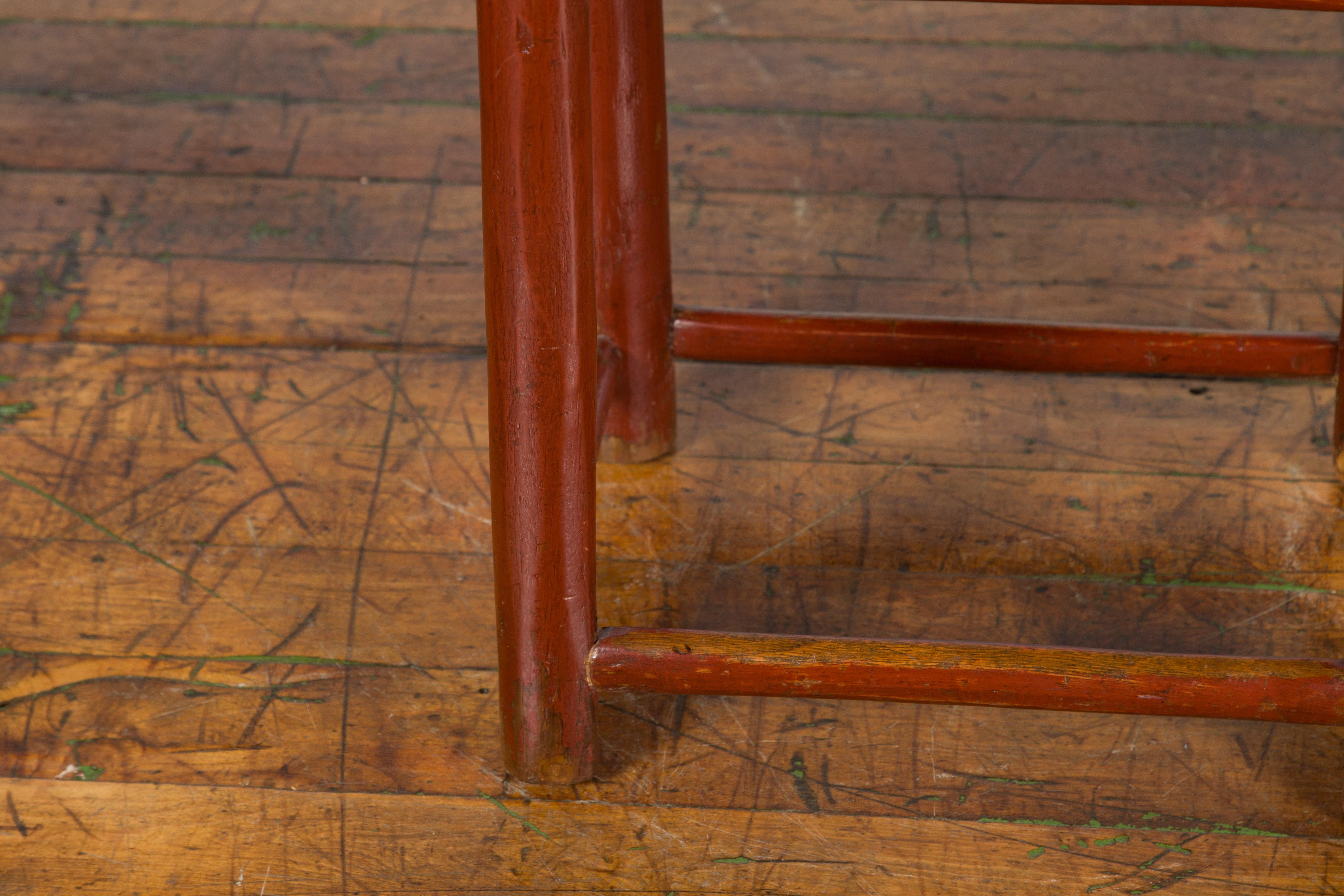 Tabouret chinois rustique du début du 20ème siècle en laque marron rougeâtre avec assise en bambou en vente 5