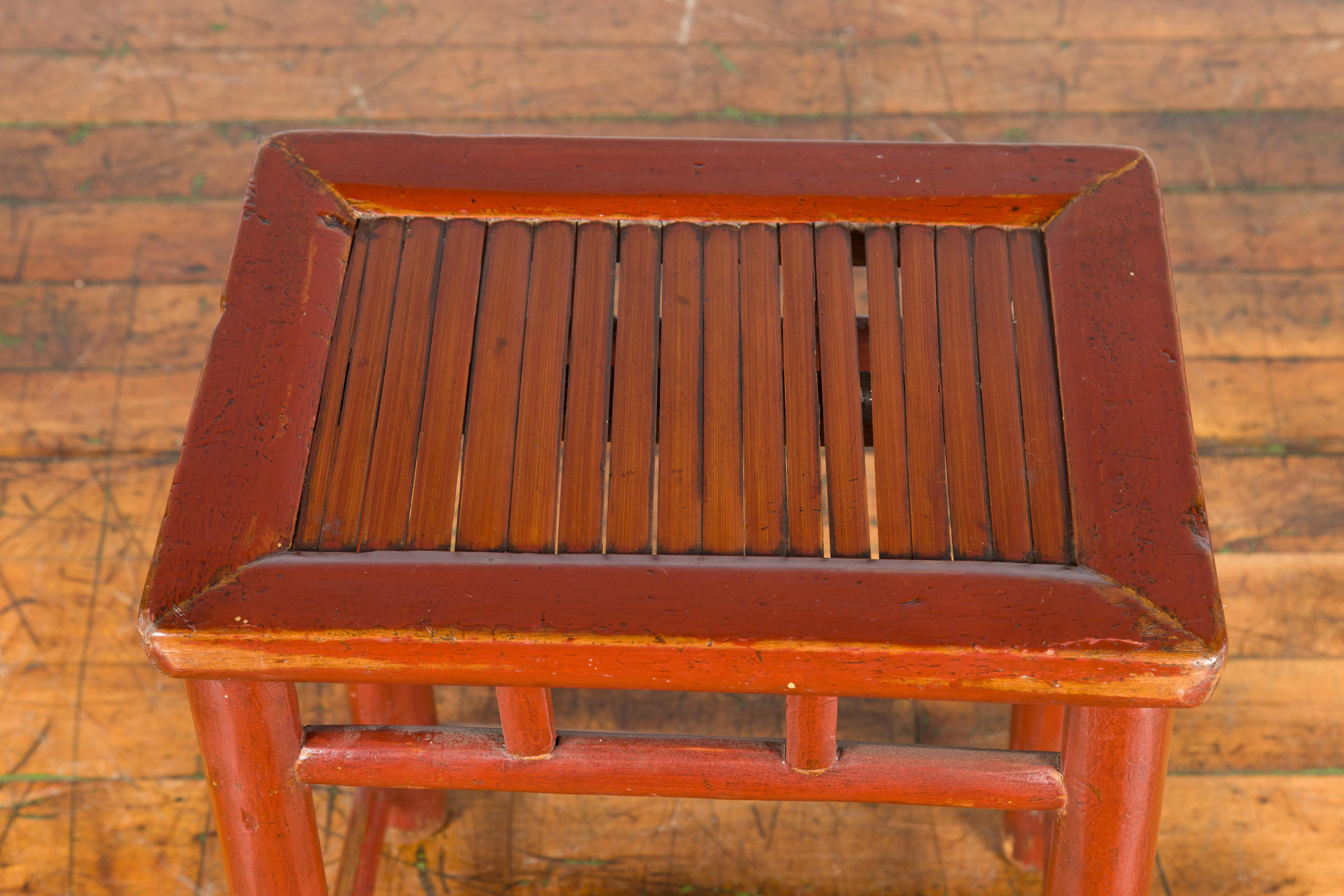 Laqué Tabouret chinois rustique du début du 20ème siècle en laque marron rougeâtre avec assise en bambou en vente