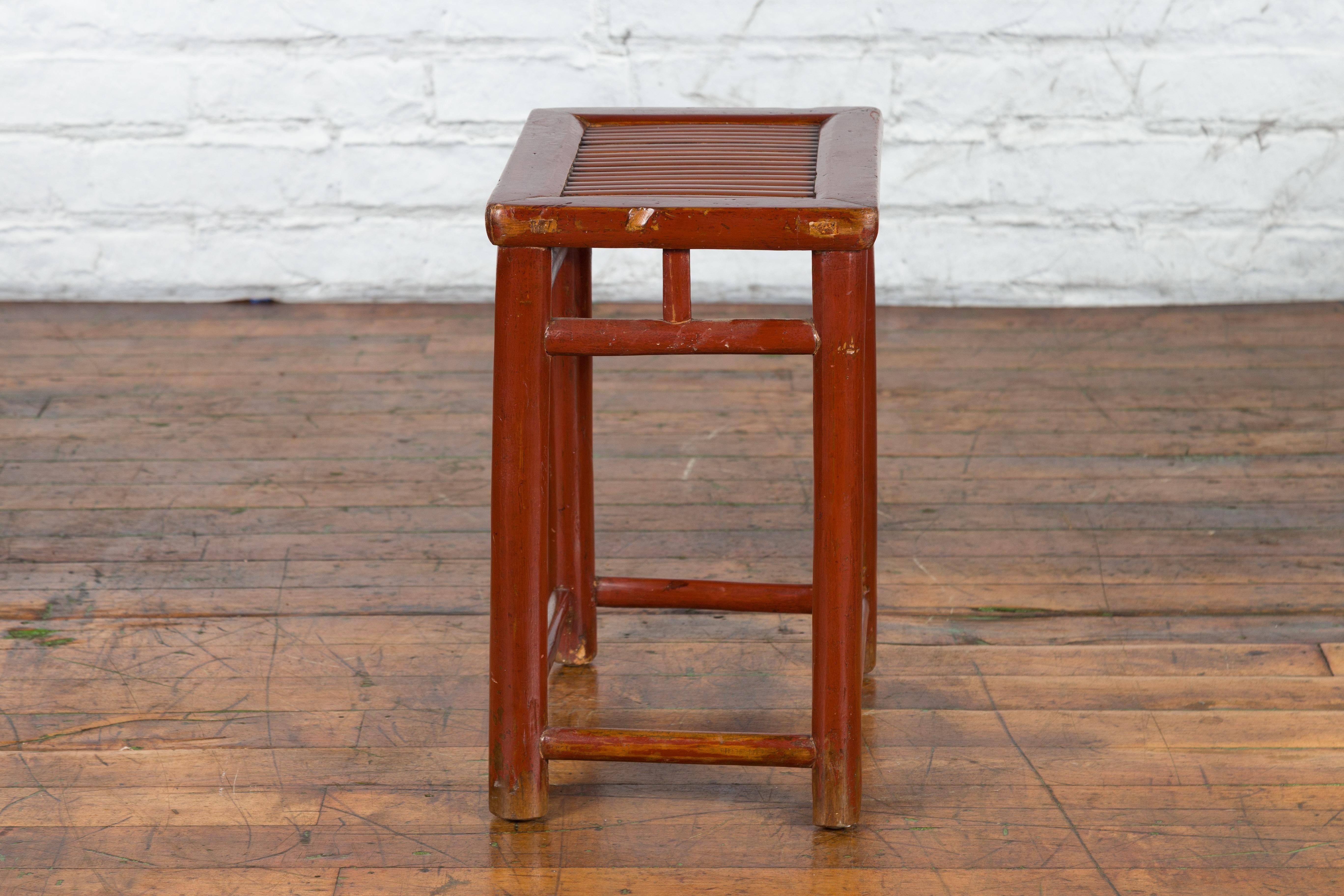 20ième siècle Tabouret chinois rustique du début du 20ème siècle en laque marron rougeâtre avec assise en bambou en vente