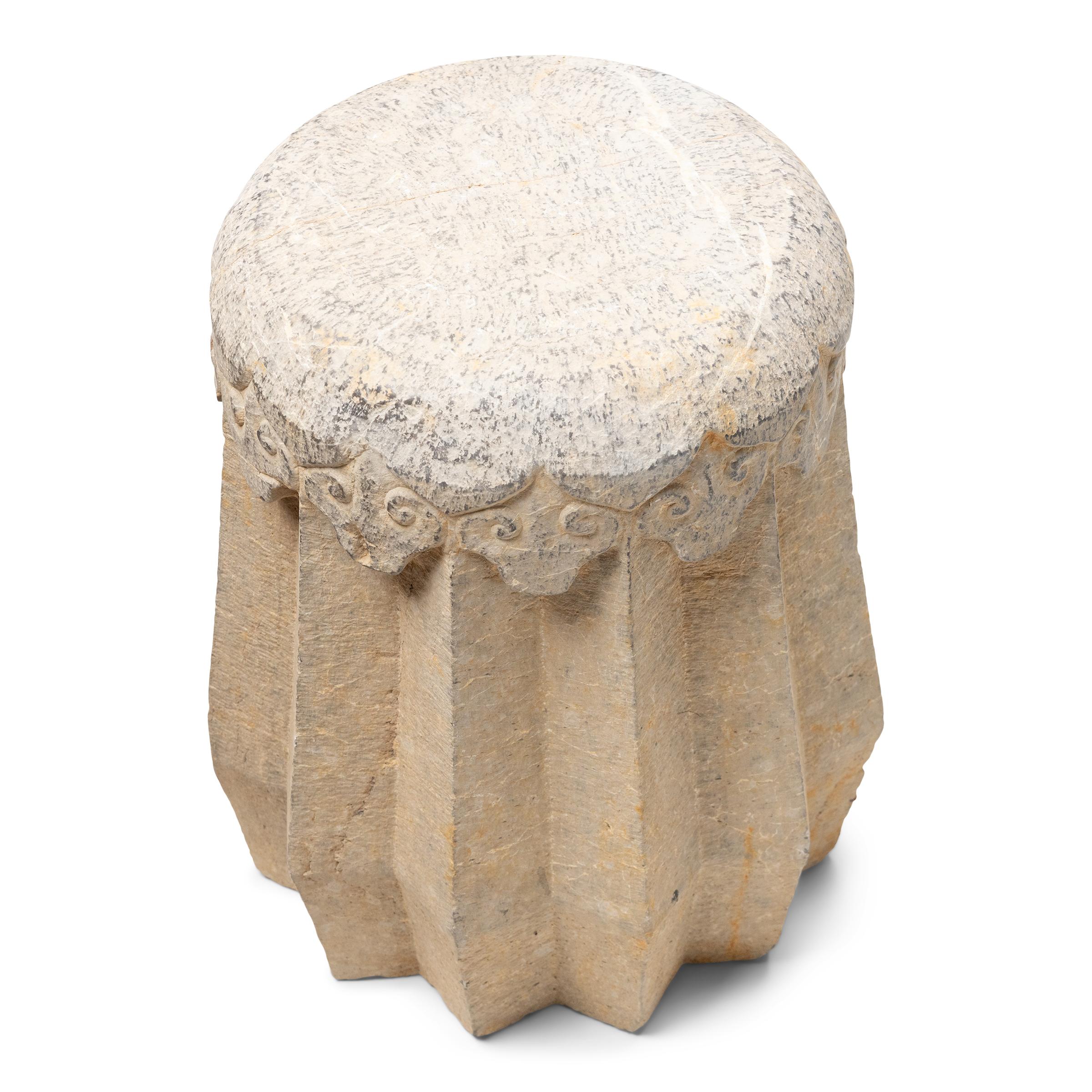 Les tabourets en forme de tambour comme celui-ci étaient traditionnellement utilisés dans les jardins et les pavillons extérieurs où les érudits de la classe supérieure lisaient, écrivaient, se réunissaient pour discuter et, d'une manière générale,