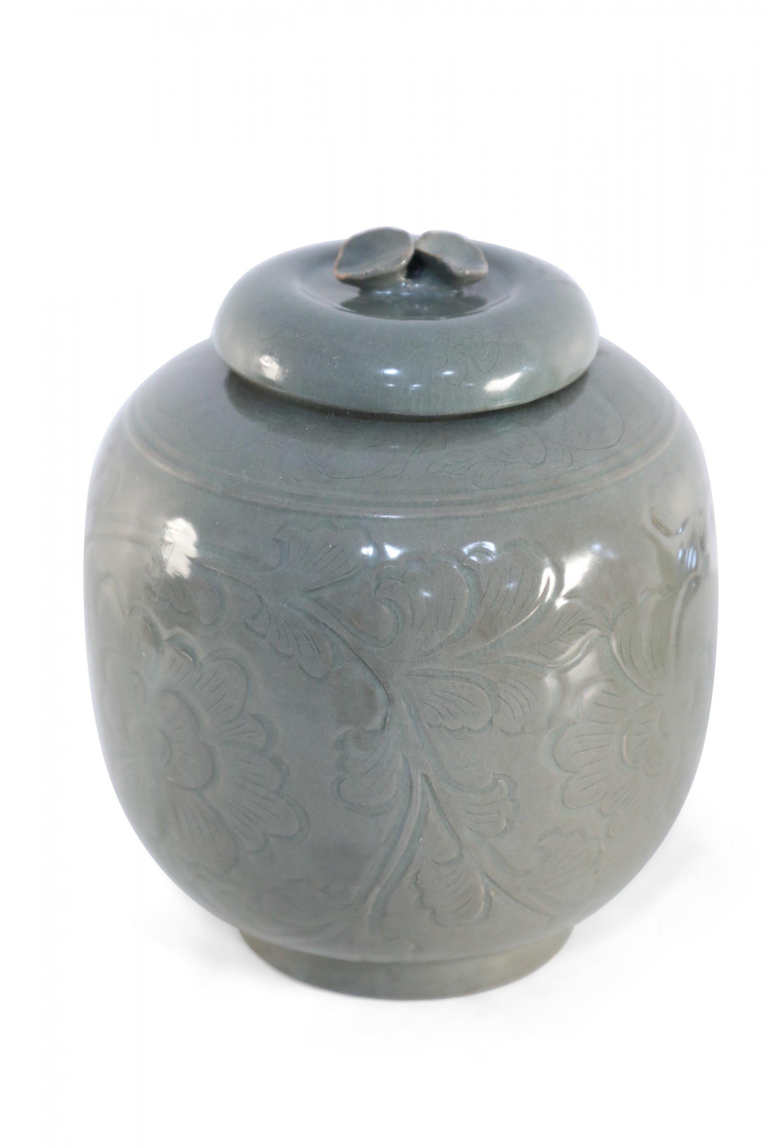 Cinese Vaso in porcellana cinese con salvia e motivi botanici tonali in vendita