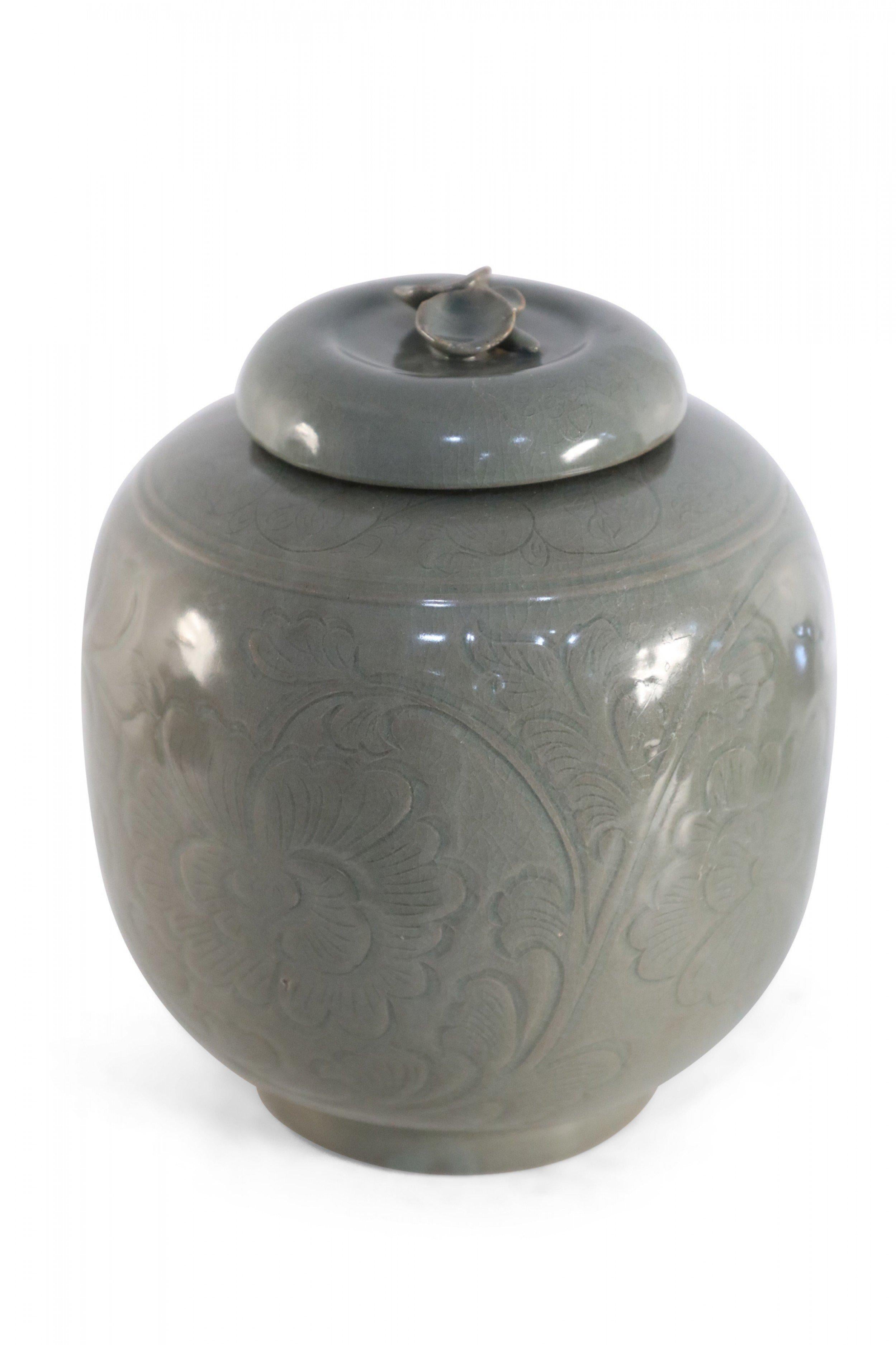 Fatto a mano Vaso in porcellana cinese con salvia e motivi botanici tonali in vendita