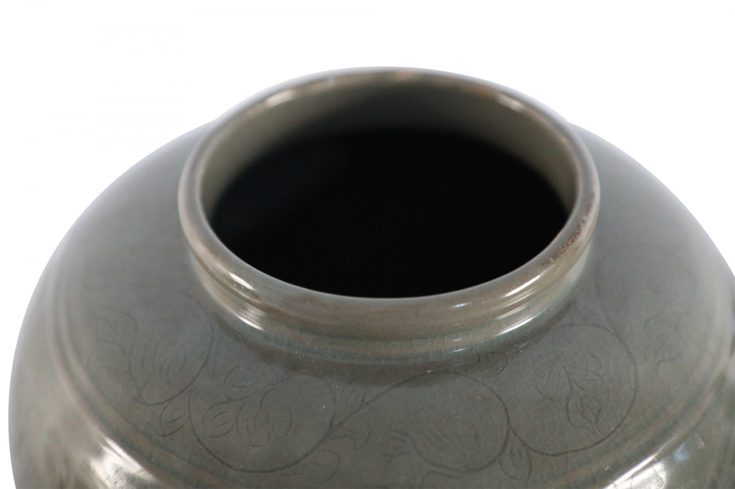 Porcellana Vaso in porcellana cinese con salvia e motivi botanici tonali in vendita