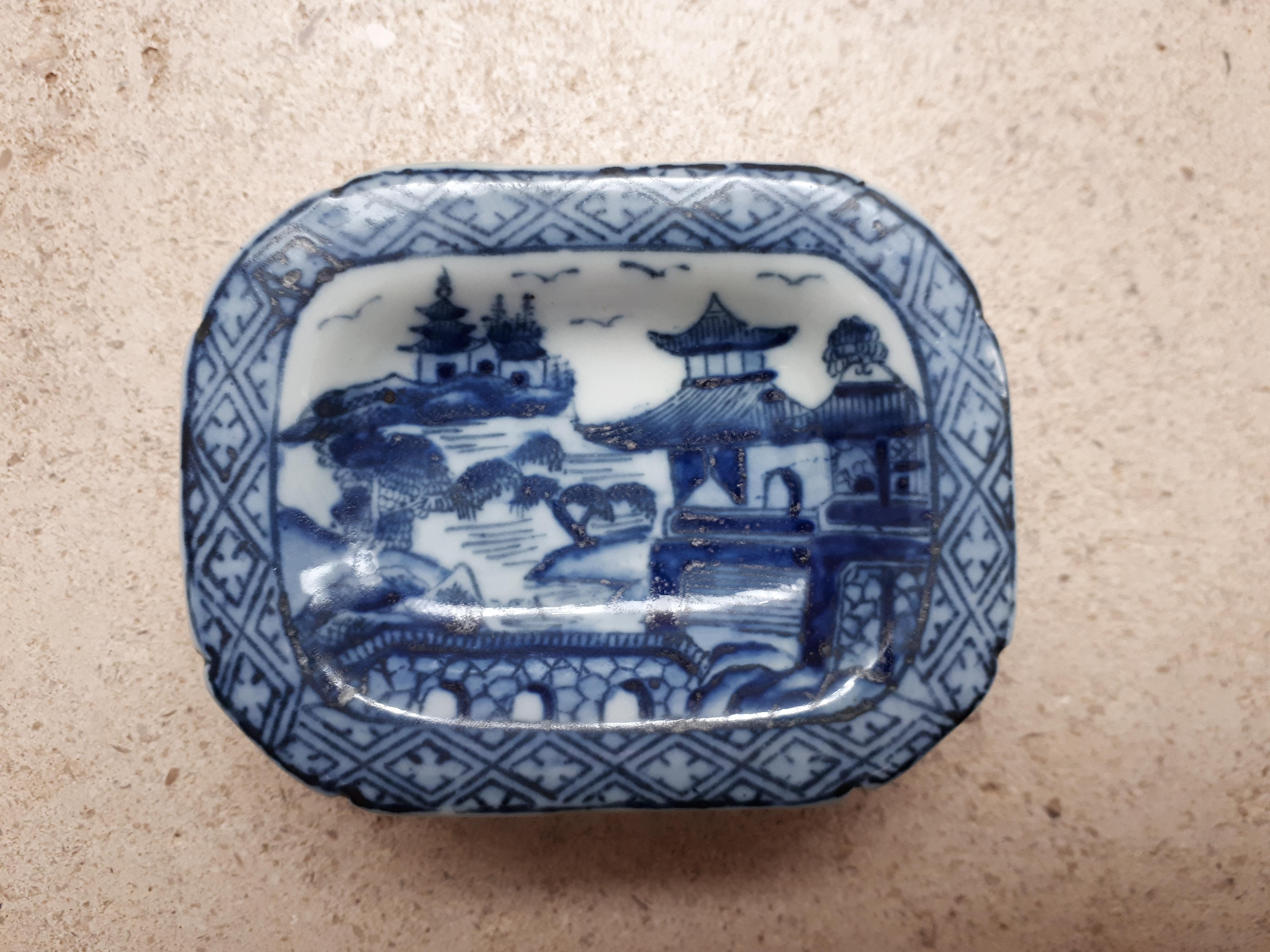 Porcelain salt dish with blue decoration under cover of pagodas. In a perfect state.
China, Qianlong period.