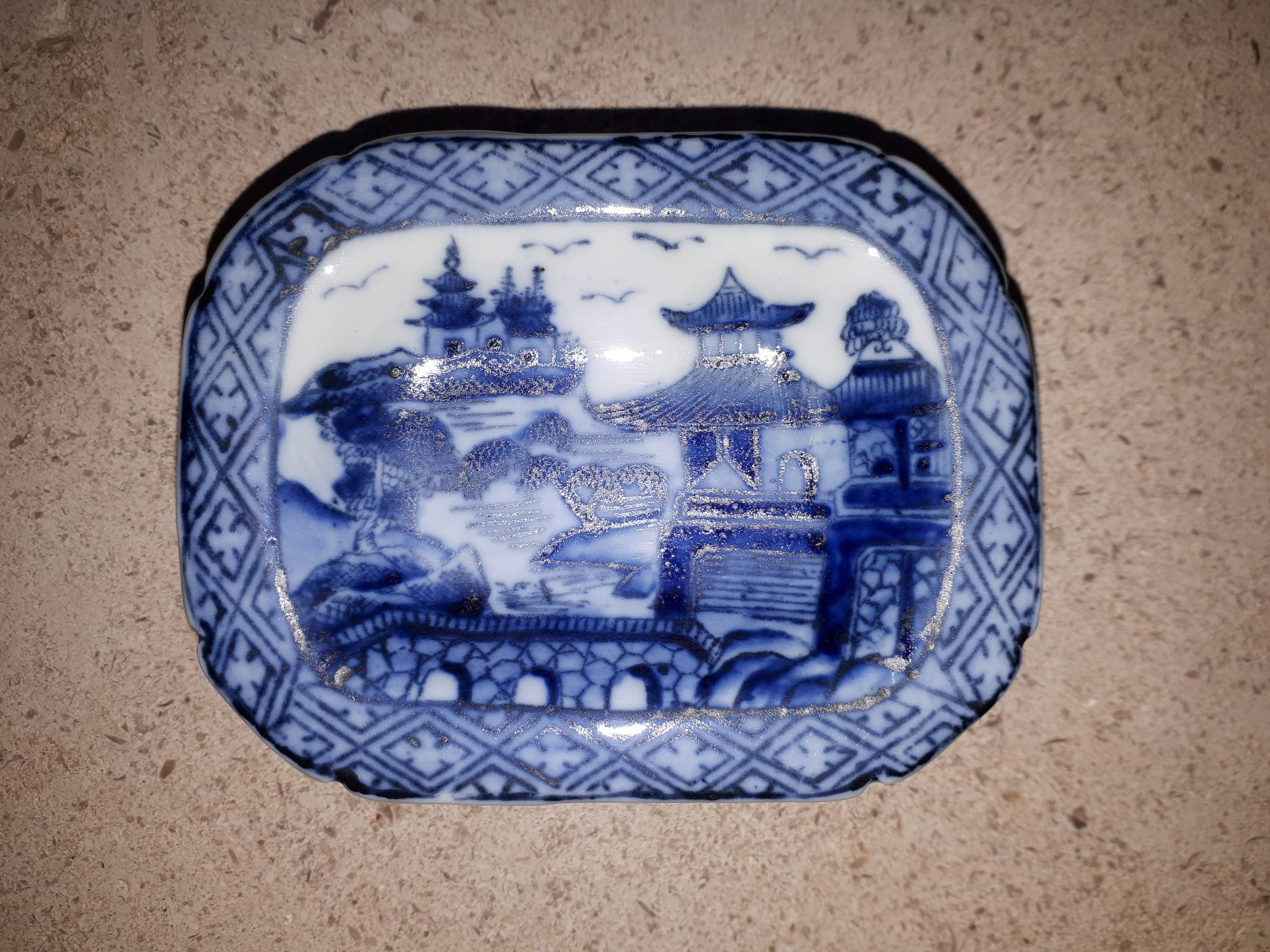 Chinese Salt Cellar From The Qianlong Period, China Qing Dynasty In Good Condition For Sale In Saverne, Grand Est