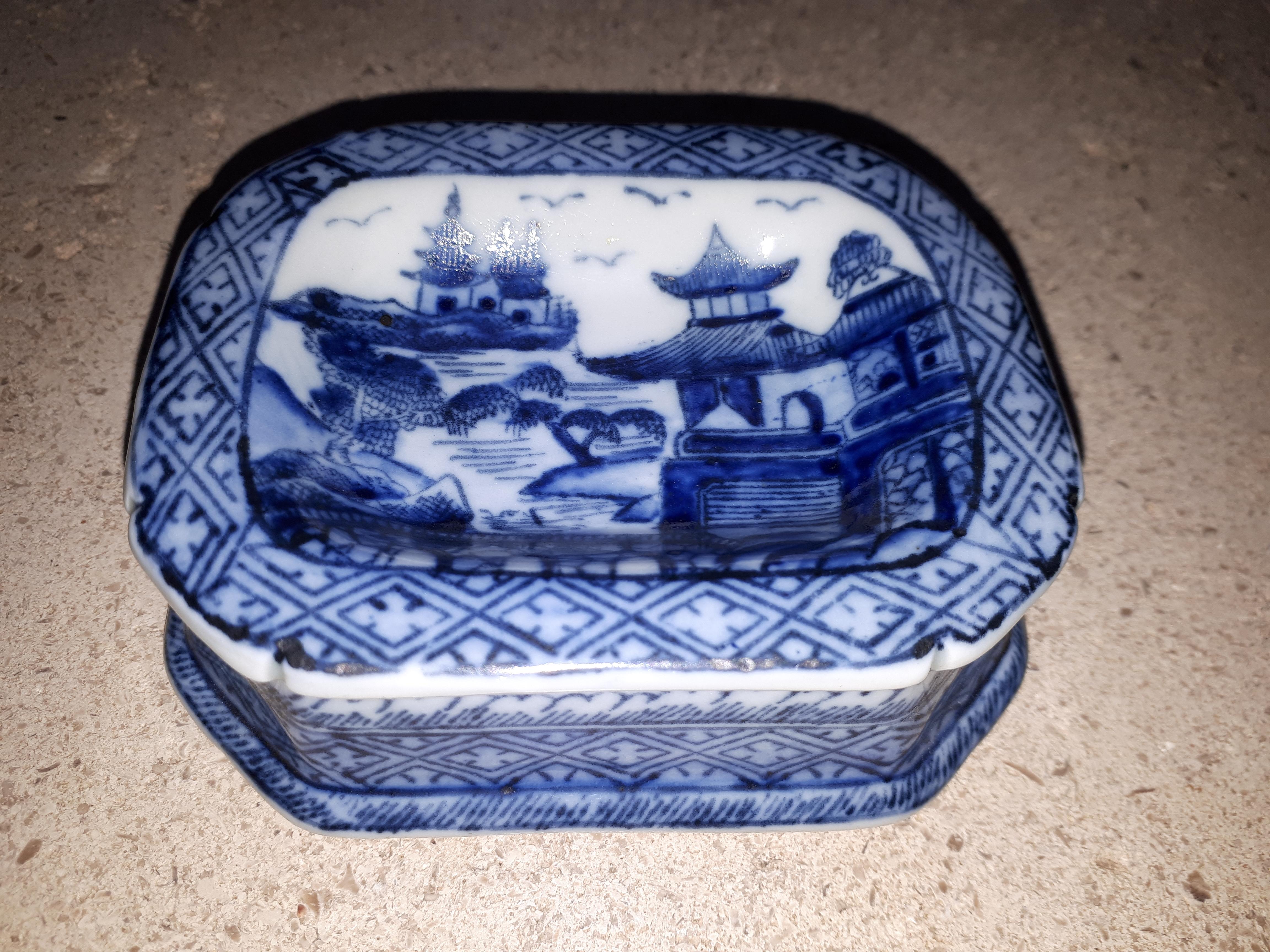 18th Century and Earlier Chinese Salt Cellar From The Qianlong Period, China Qing Dynasty For Sale