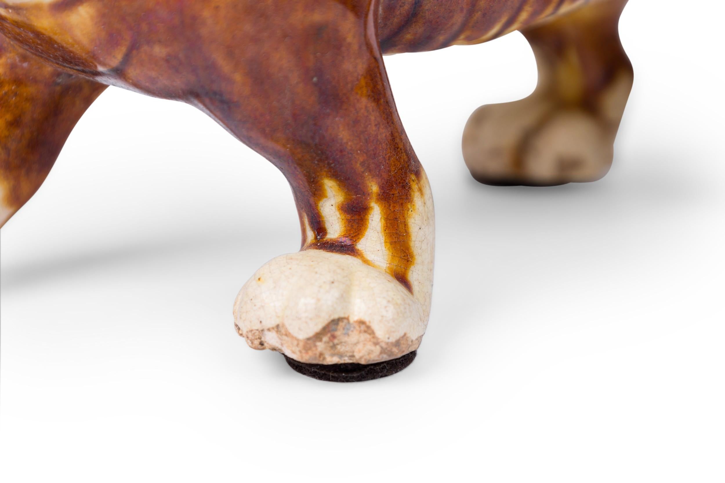 Figurilla china de cerámica esmaltada Sancai Yinglong Dragón alado Chino en venta