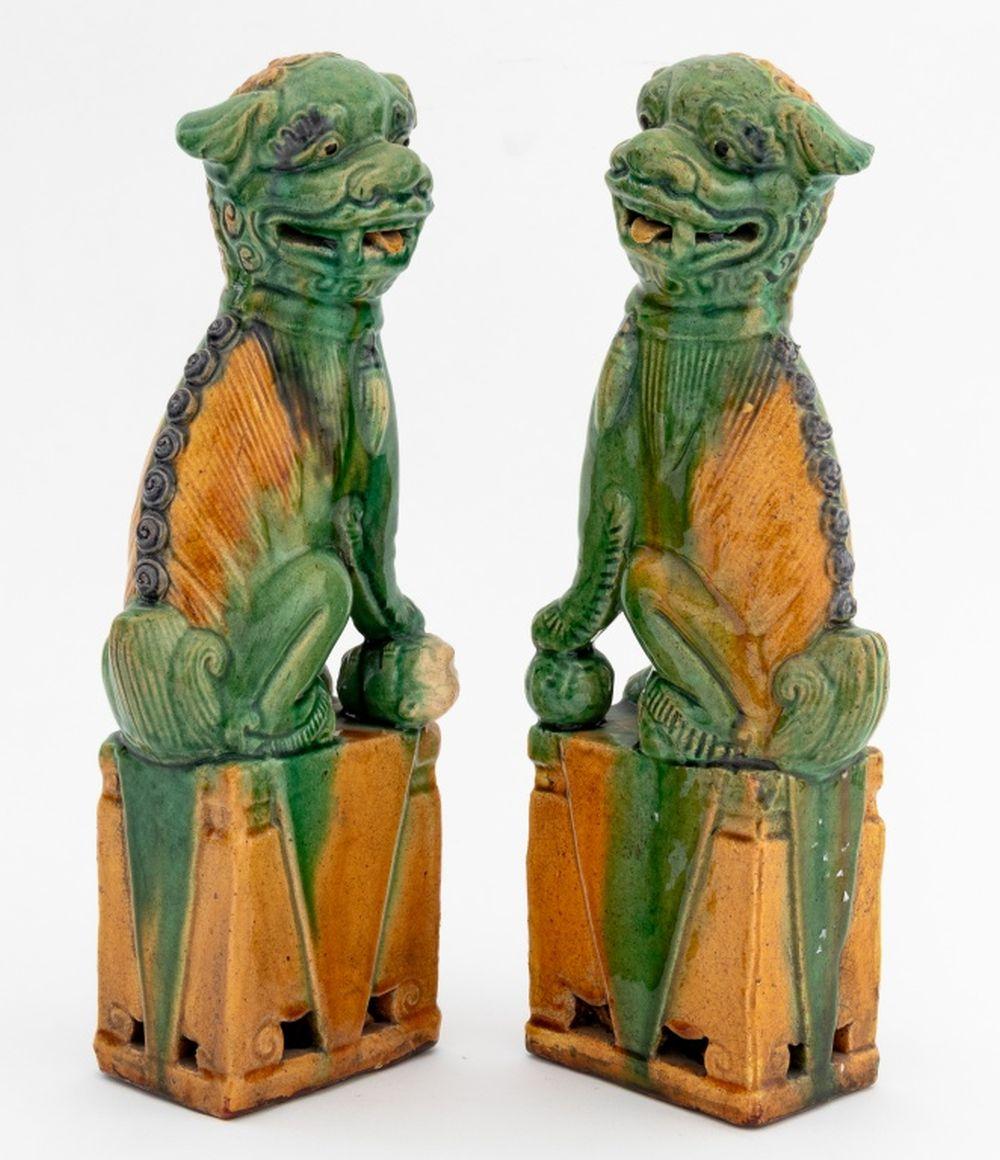Paire de serre-livres Foo Dog en céramique émaillée Sancai, assis sur des bases rectangulaires. 12,5