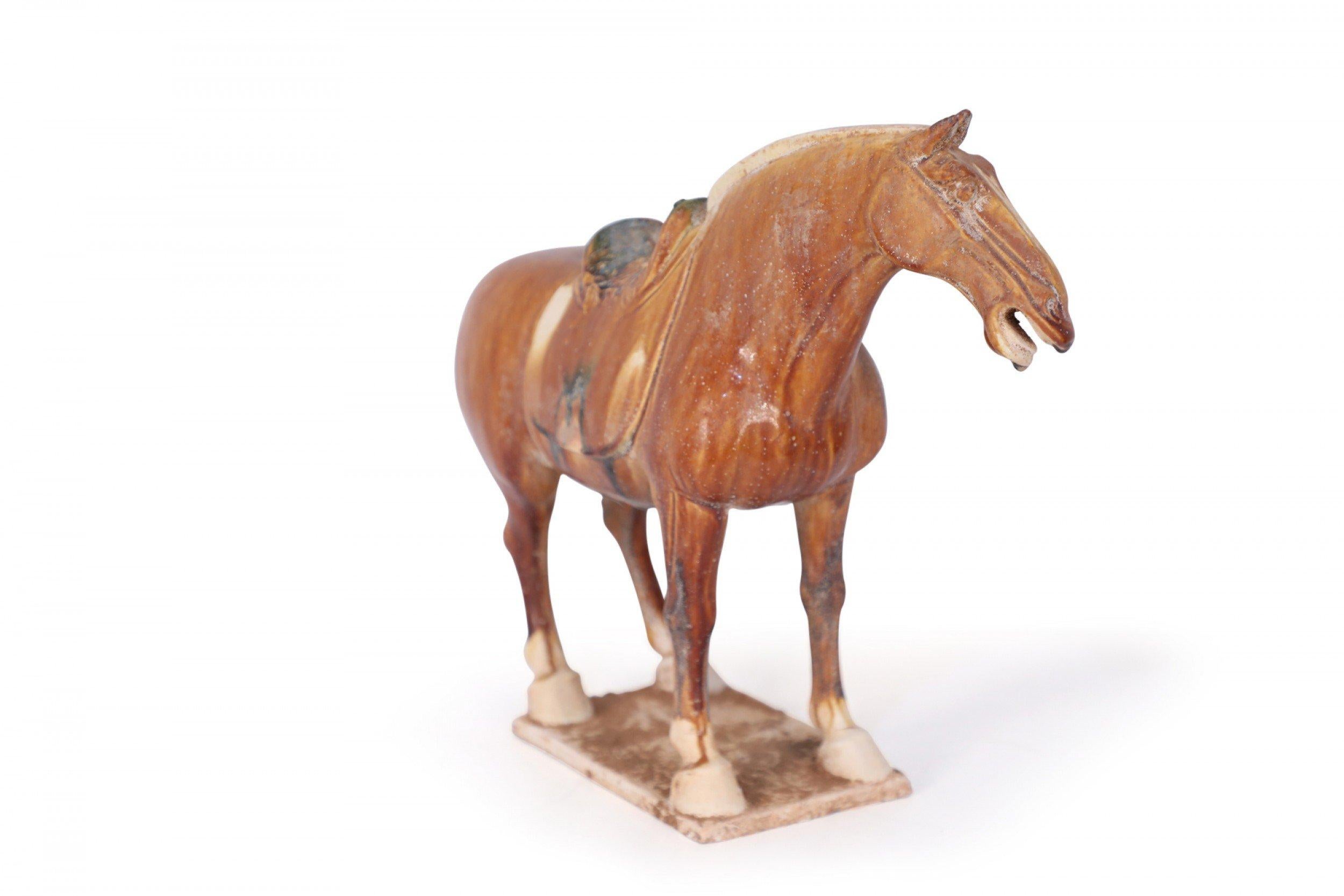 Figura china de caballo Sancai esmaltada al estilo de la Tang Dynasty en venta 1
