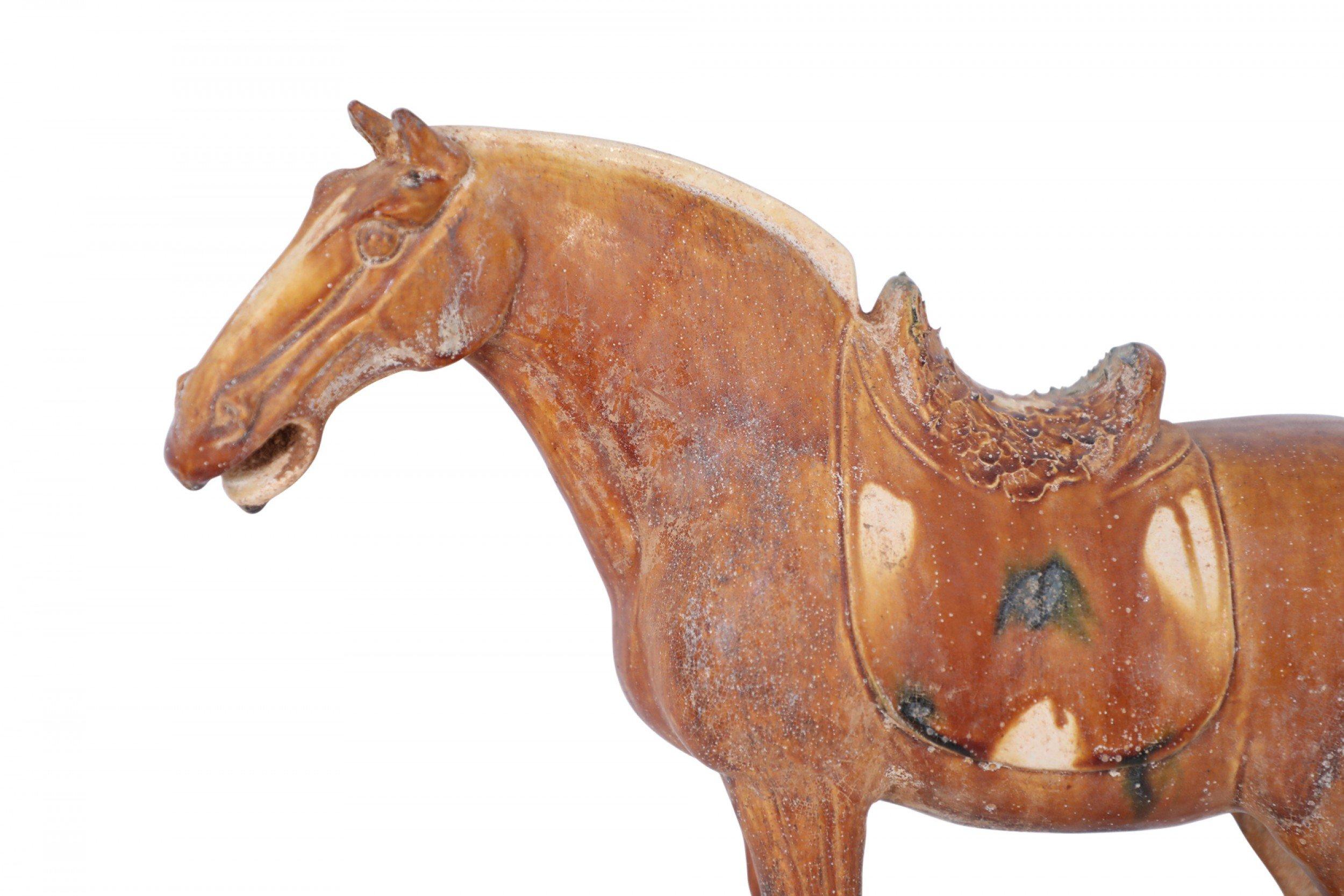 Figura china de caballo Sancai esmaltada al estilo de la Tang Dynasty en venta 3