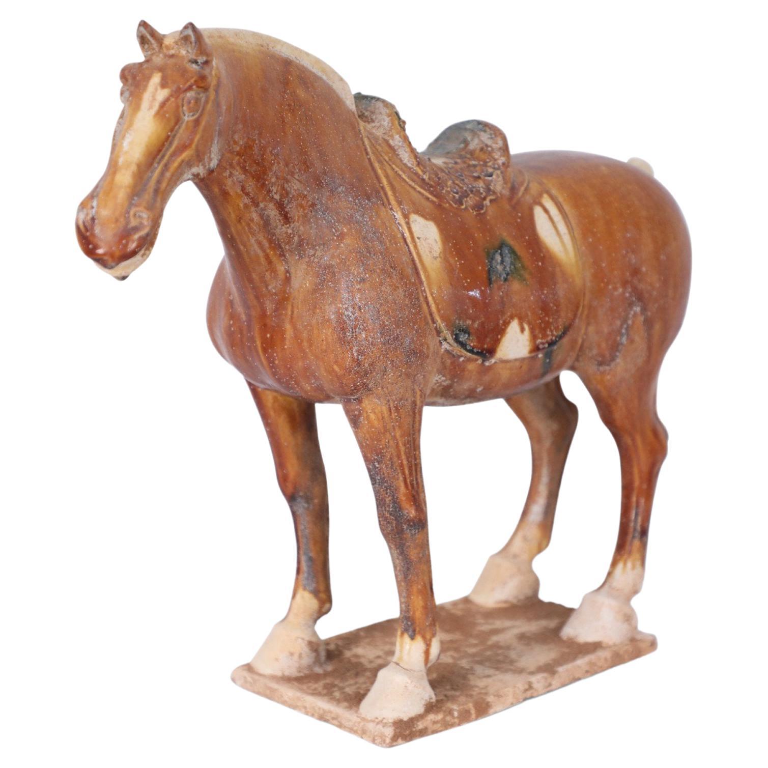 Figura china de caballo Sancai esmaltada al estilo de la Tang Dynasty en venta