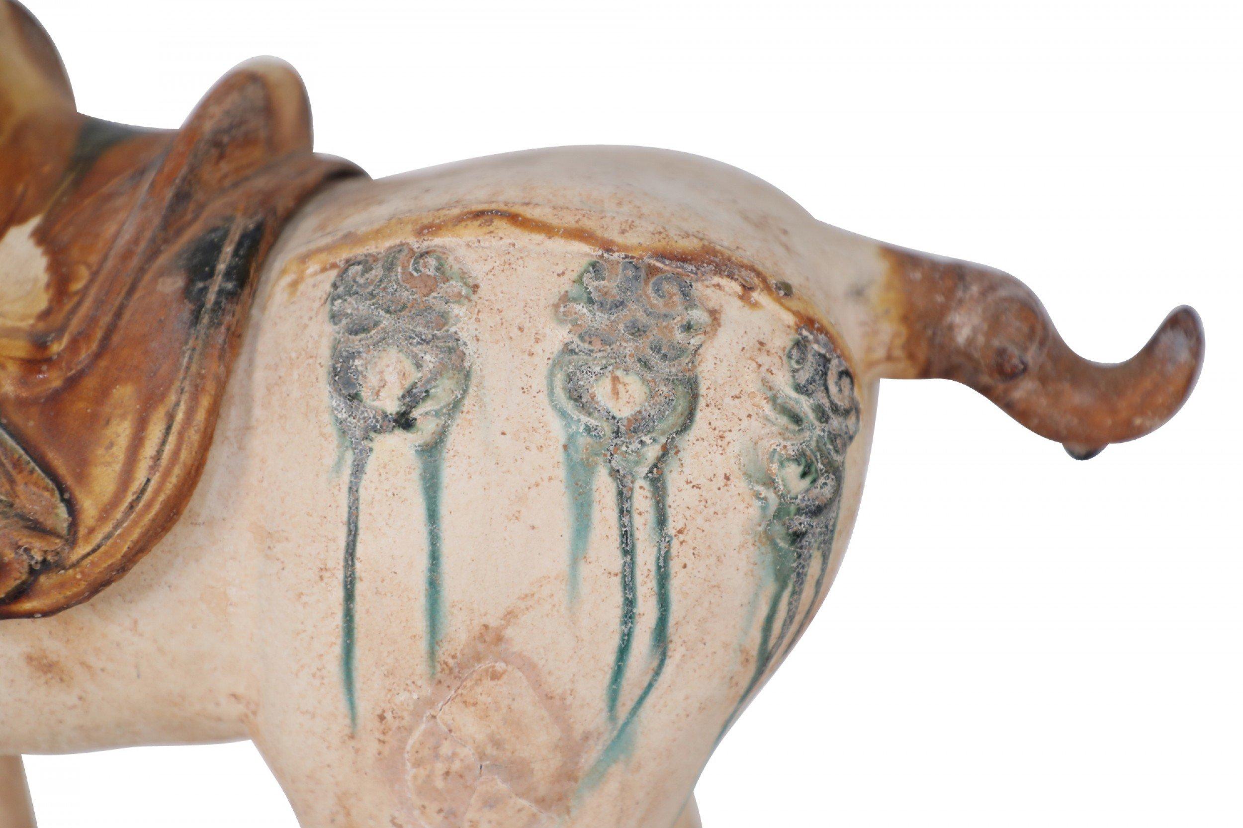 Chinesische Sancai glasiert Tang Dynasty-Stil Terrakotta Pferdegrab Figur im Angebot 5