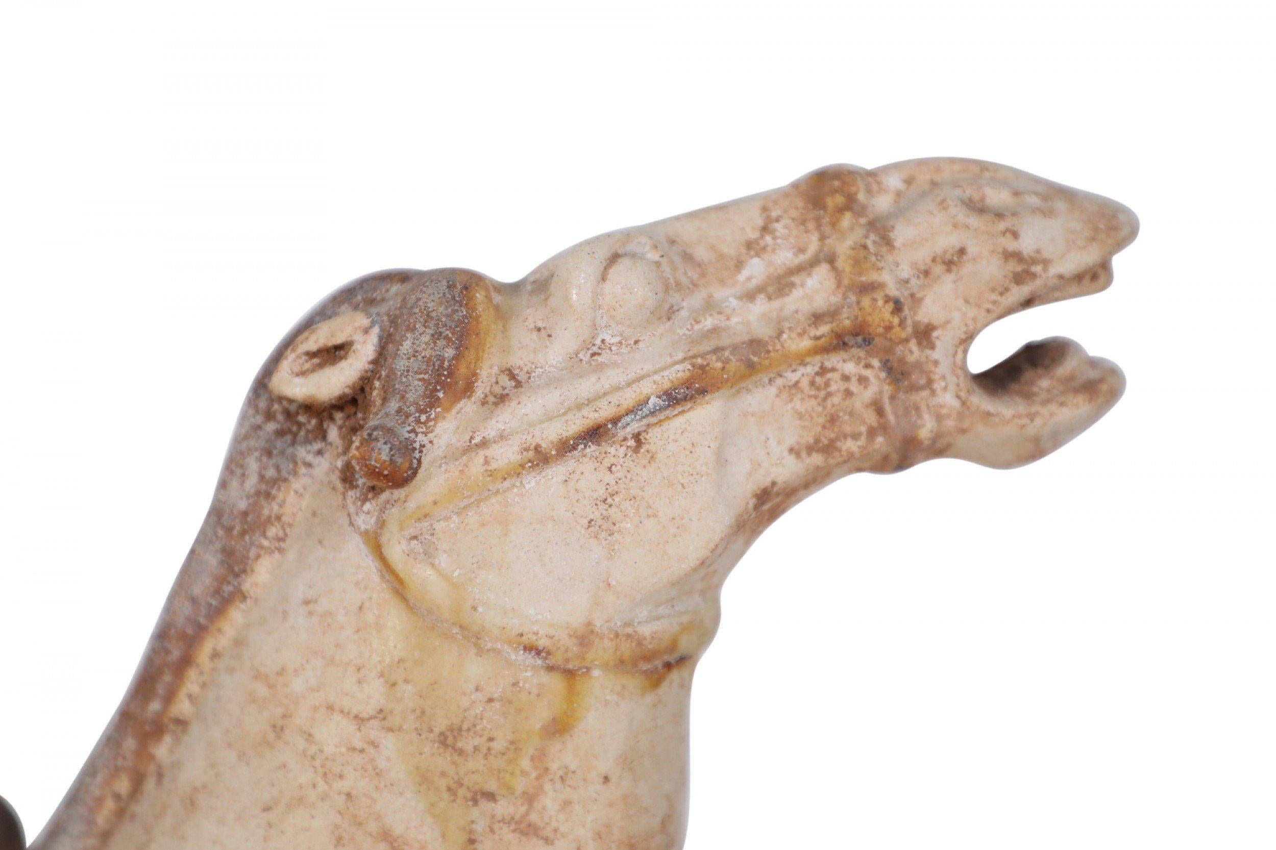 Chinesische Sancai glasiert Tang Dynasty-Stil Terrakotta Pferdegrab Figur im Angebot 6