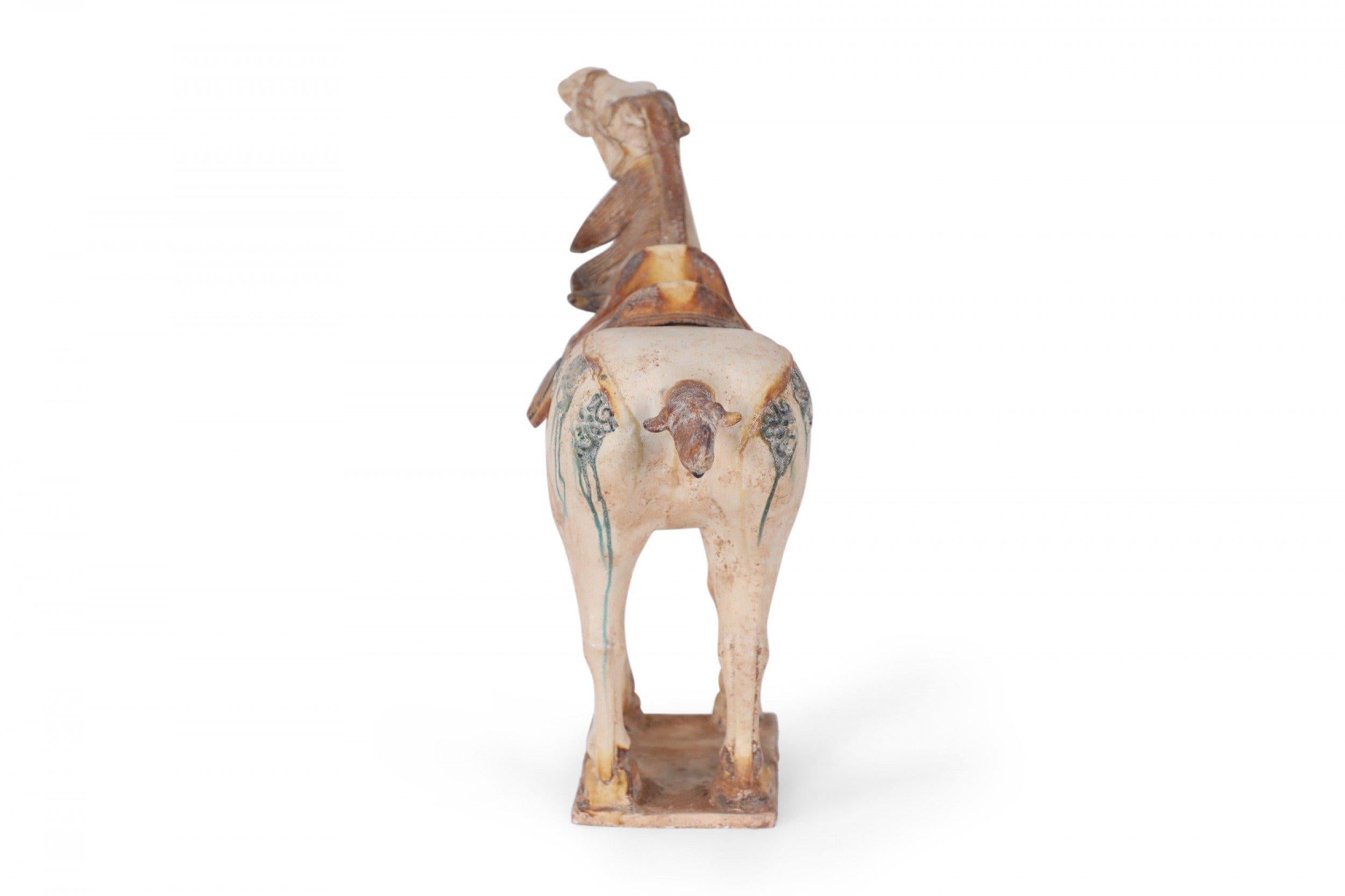 Chinesische Sancai glasiert Tang Dynasty-Stil Terrakotta Pferdegrab Figur (Chinesischer Export) im Angebot