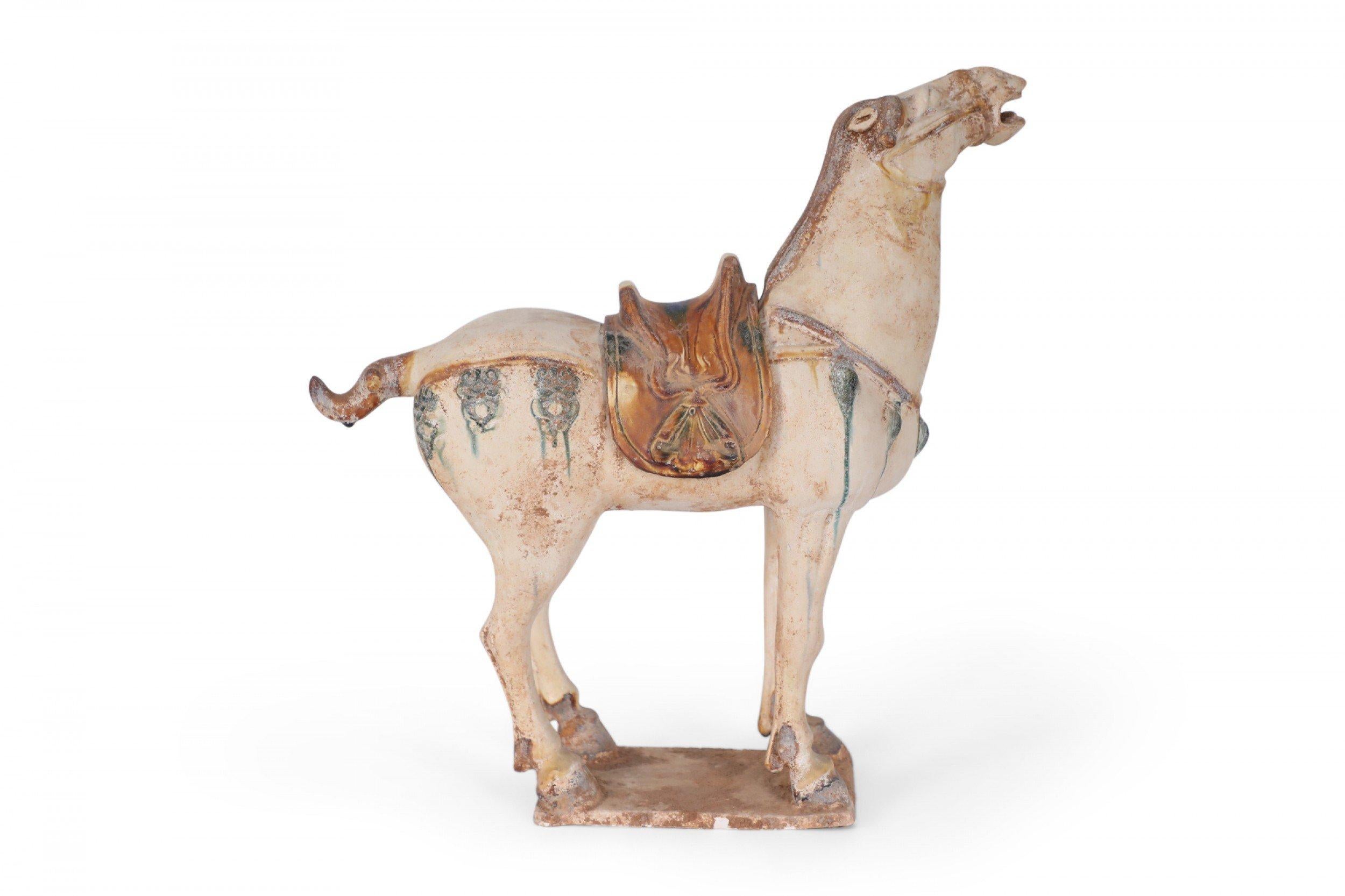 Figura de tumba china de caballo de terracota esmaltada Sancai, estilo Tang Dynasty Terracota en venta