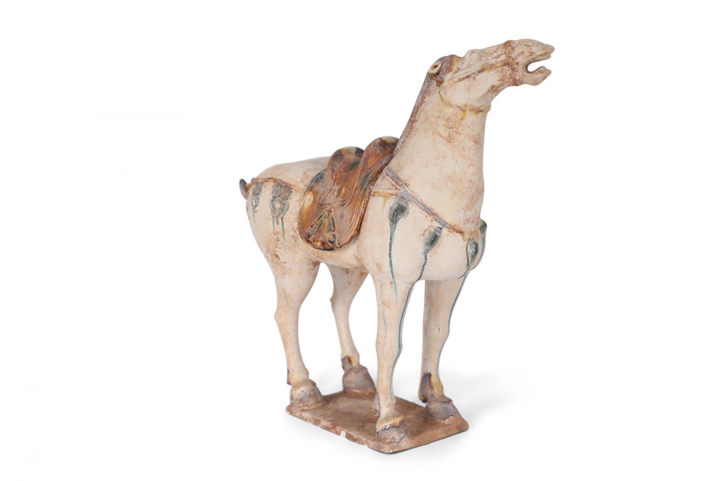 Chinesische Sancai glasiert Tang Dynasty-Stil Terrakotta Pferdegrab Figur im Angebot 1